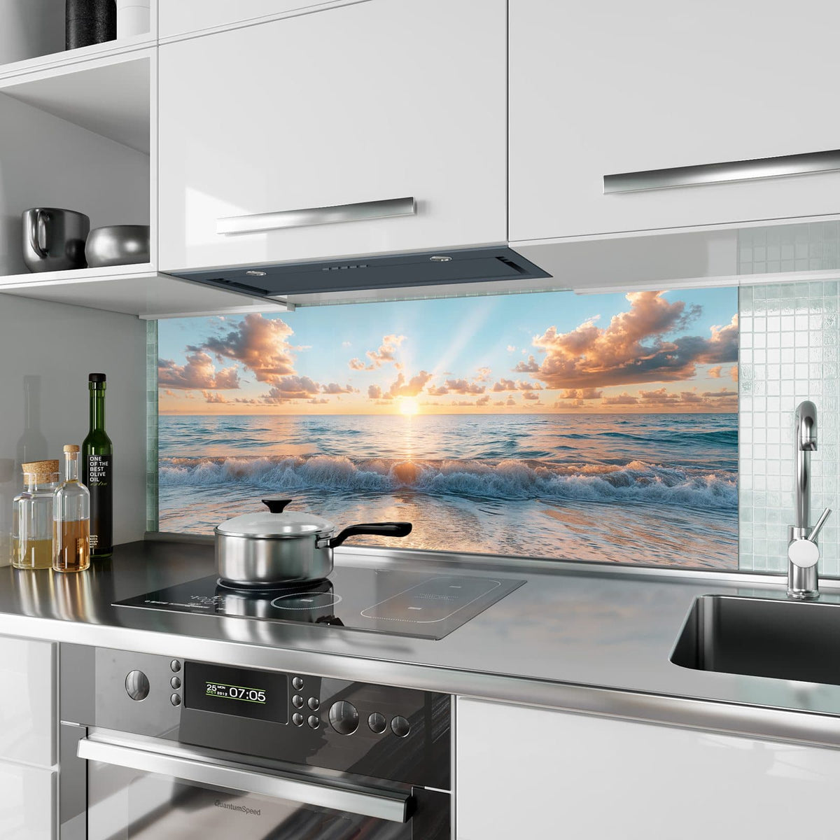 Küchenrückwand aus Glas Sonne über der Brandung im Hochformat als Spritzschutz hinter dem Kochfeld, über dem Fliesenspiegel montiert