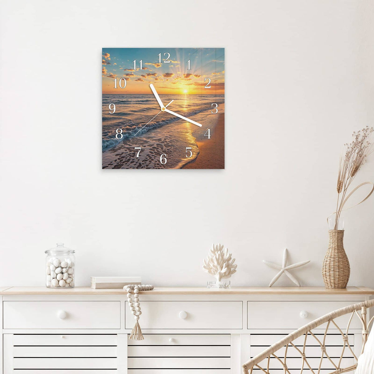 Quadratische Wanduhr aus Glas Abendsonne am Strand mit Ziffernblatt Klassisch über einem weißen Sideboard