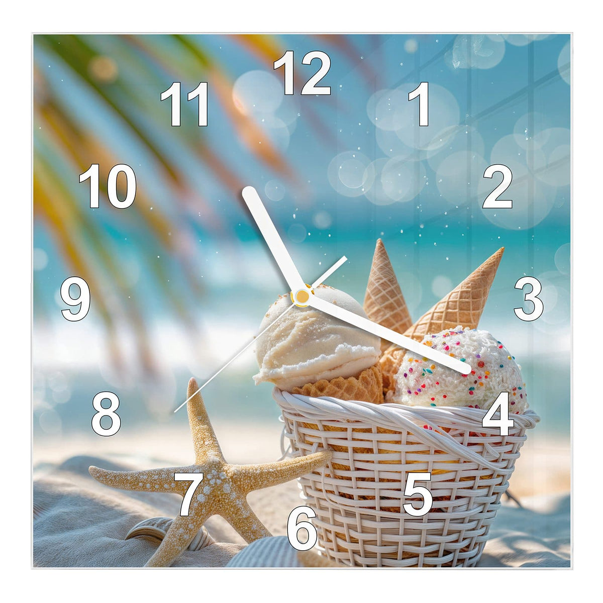 Wanduhr aus Glas, Ziffernblatt Modern mit Motiv Eiskugeln am Strand: Zwei Eiskugeln mit Waffeln in einem weißen Körbchen im Sand, Seestern und Muscheln #ziffernblatt_Modern