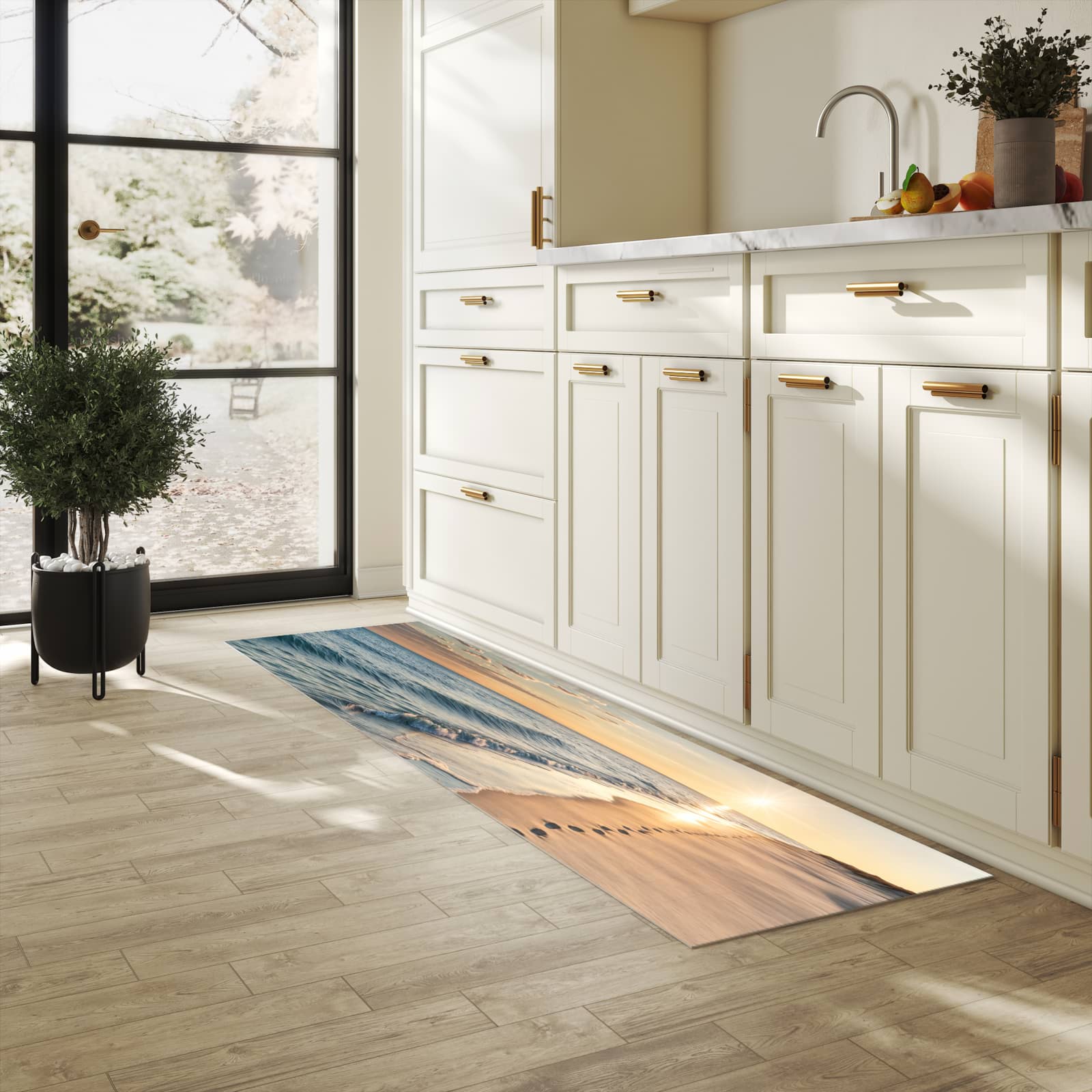 Bodenschonender Küchenteppich mit Motiv Strandspuren in heller Küche