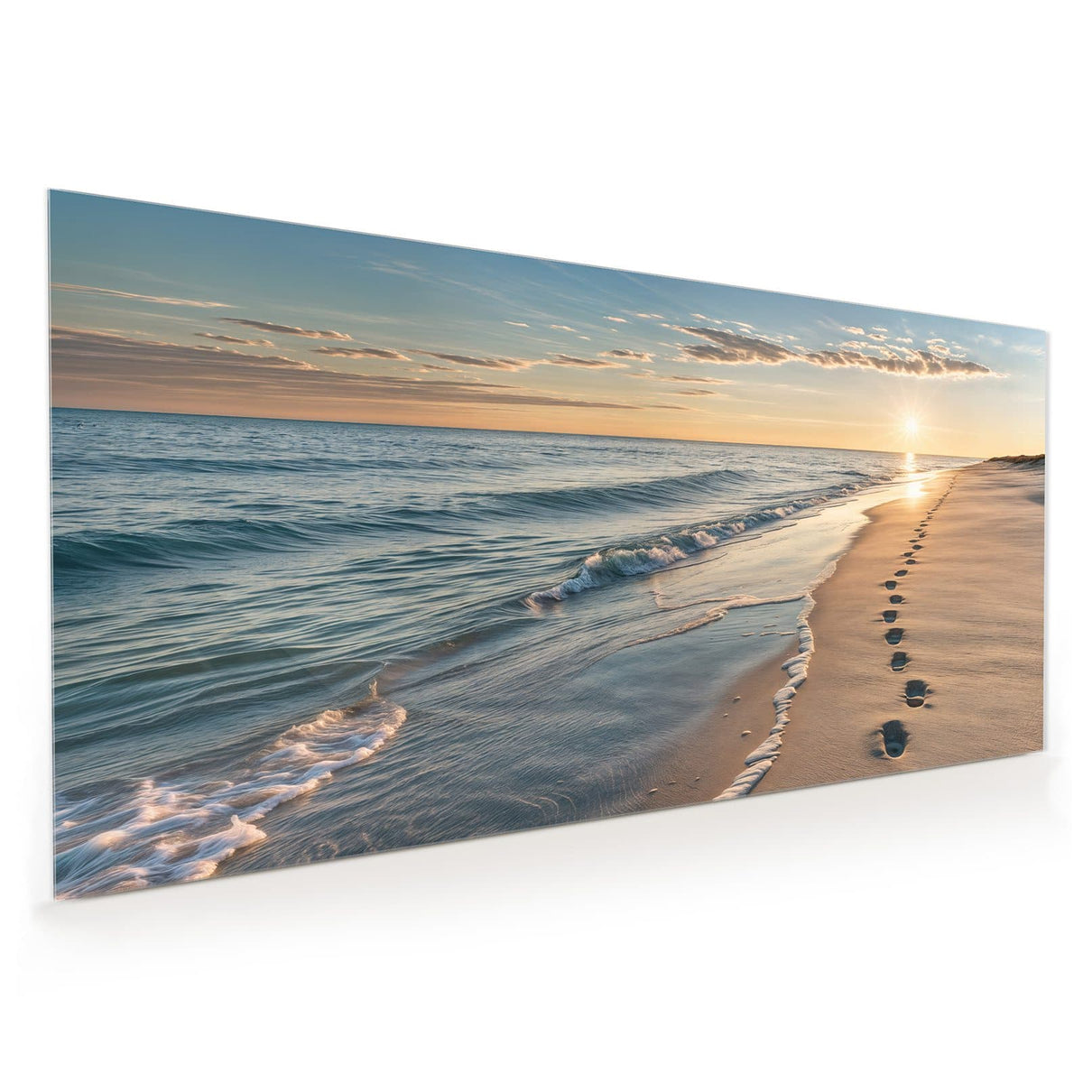 Küchenrückwand aus Glas im Hochformat mit Motiv Spuren im Sand: Fußspuren im Sand entlang der Brandung, tief stehende Sonne über dem Meer