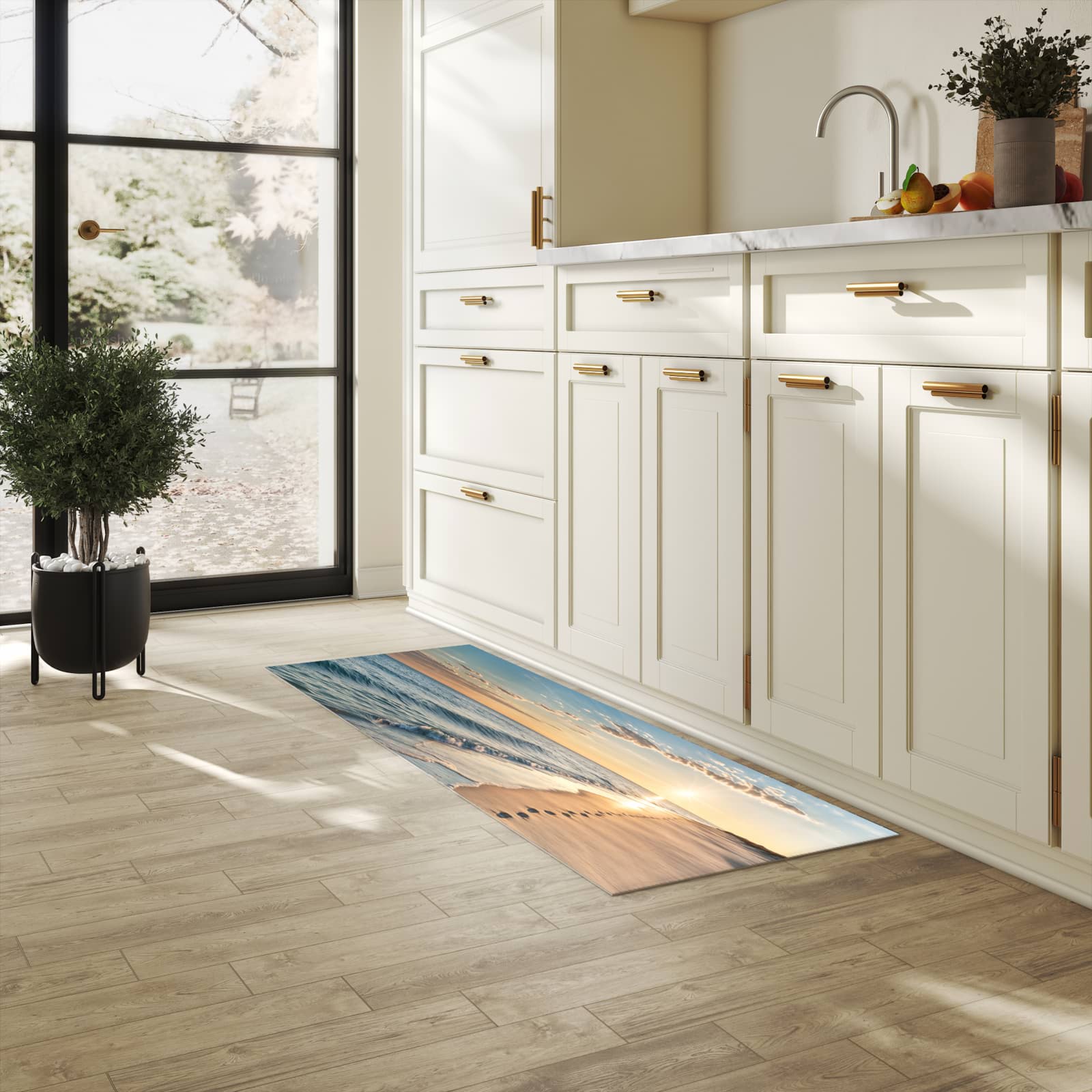 Feuchtigkeitsresistenter Küchenteppich mit Motiv Strandspuren in heller Küche