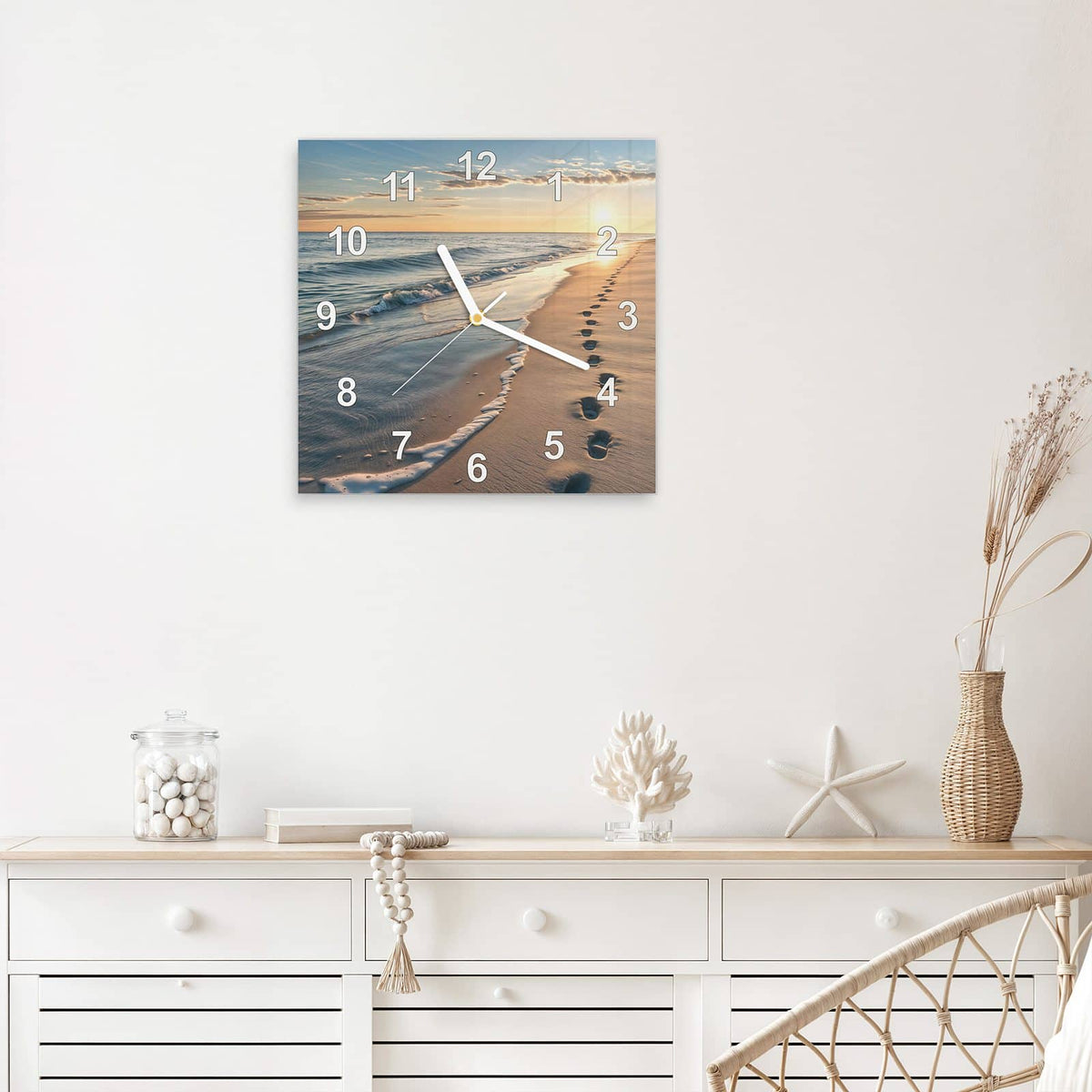 Quadratische Wanduhr aus Glas Spuren im Sand mit Ziffernblatt Modern über einem weißen Sideboard