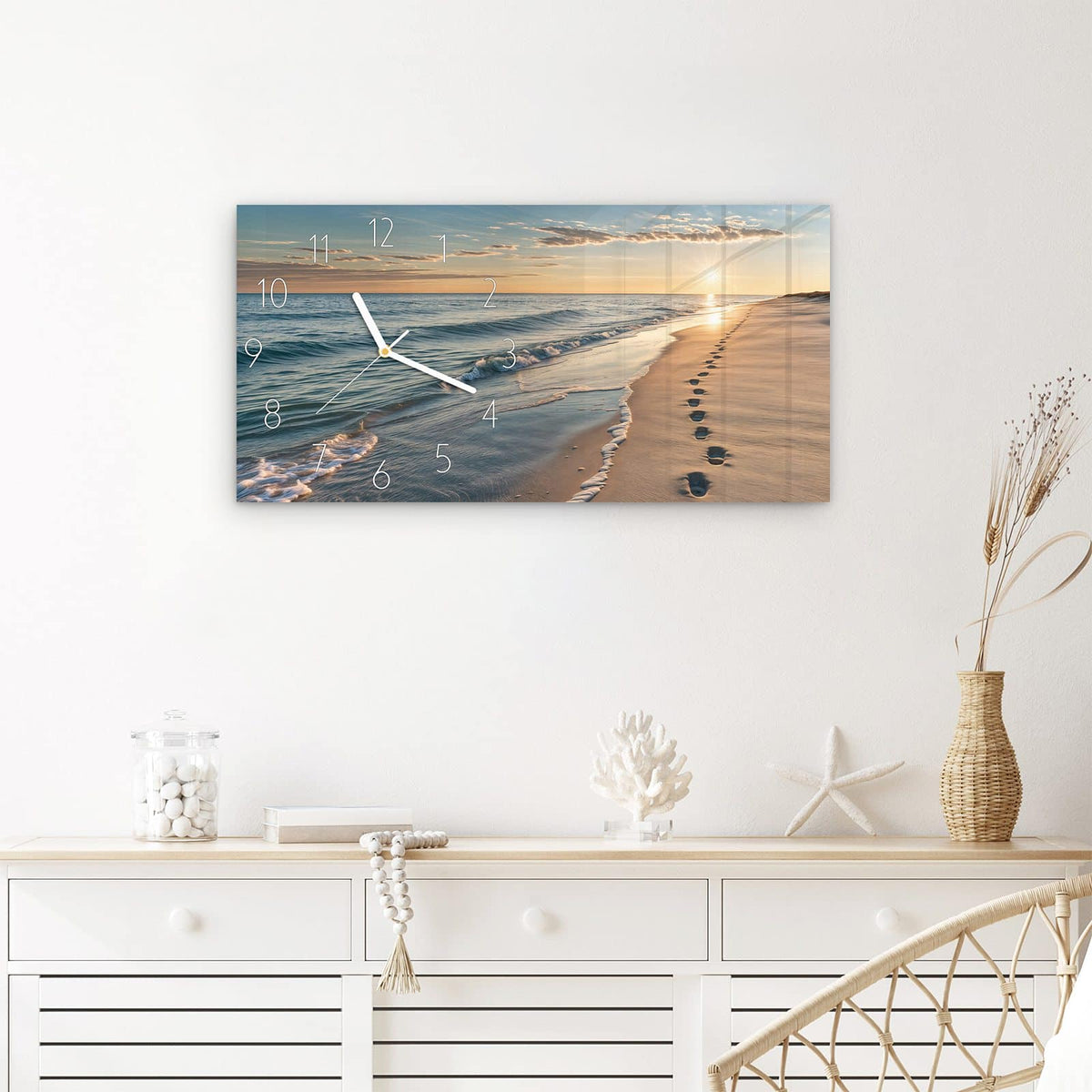 Wanduhr Strandspuren aus Glas – Querformat 60 × 30 cm – Spuren im Sand bei Abendlicht