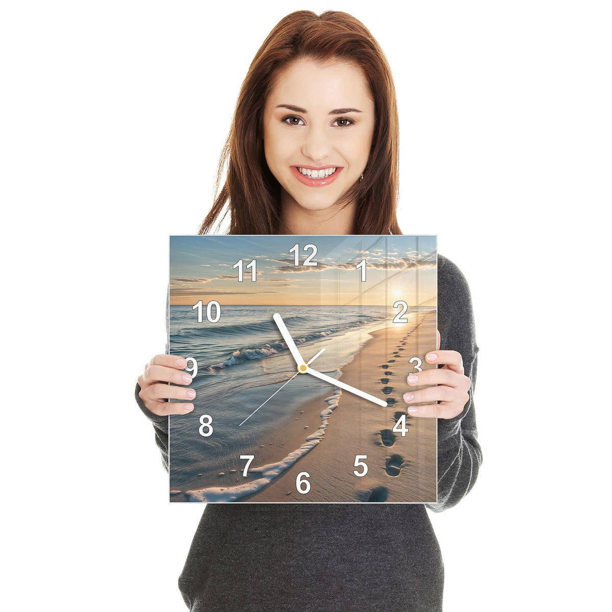 Quadratische Wanduhr aus Glas Spuren im Sand in zwei Händen gehalten – Größenvergleich, 30 × 30 cm