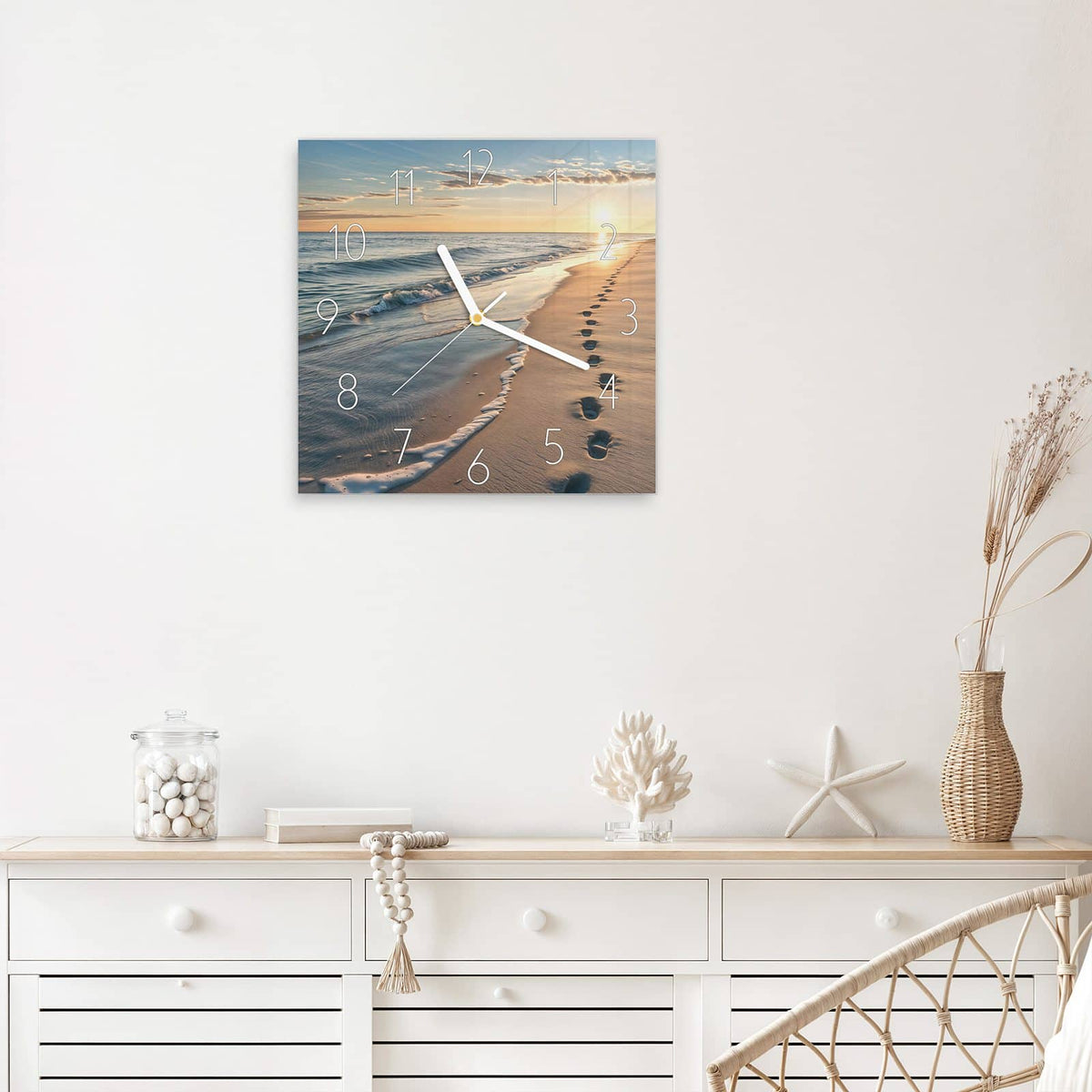 Quadratische Wanduhr aus Glas Spuren im Sand mit Ziffernblatt Elegant über einem weißen Sideboard