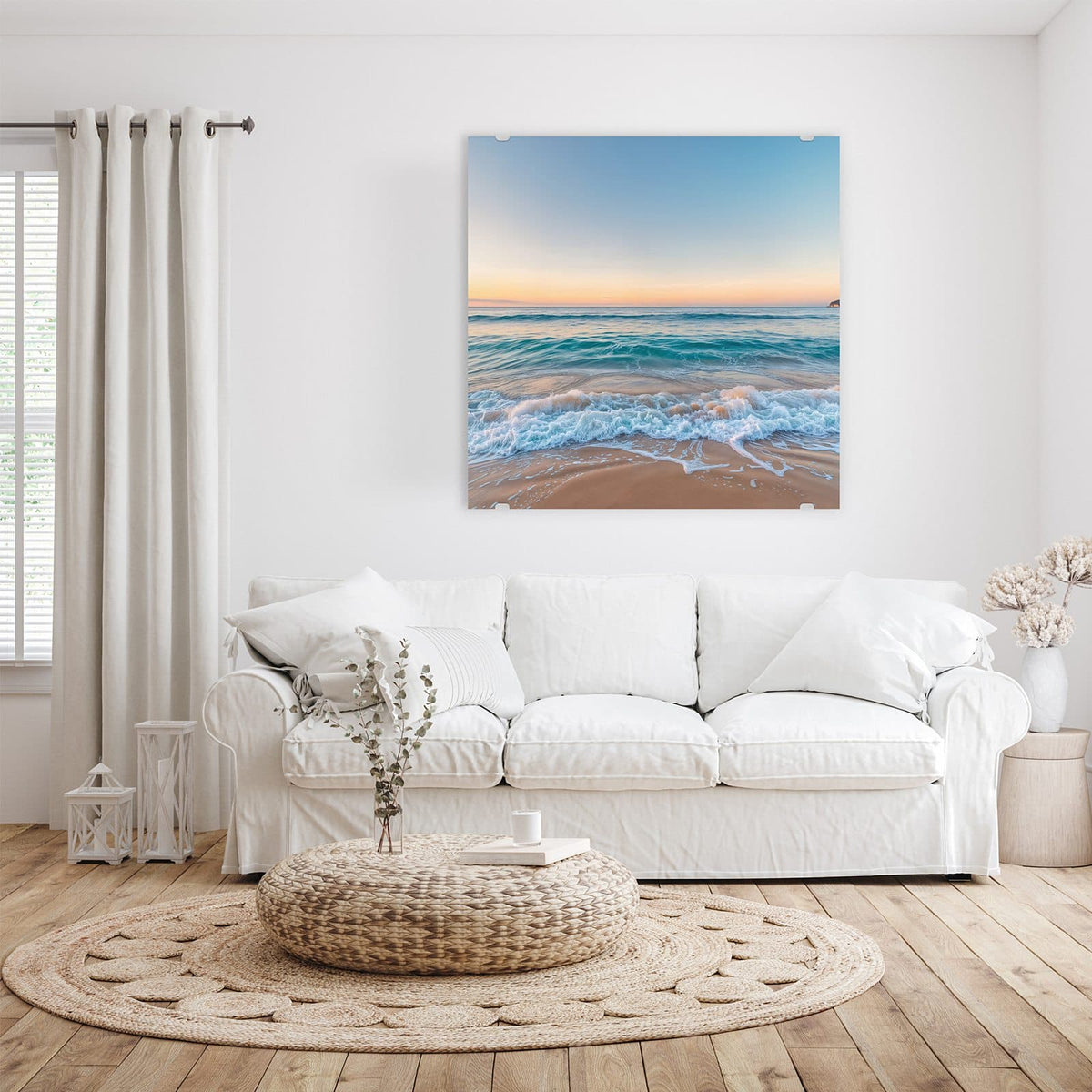 Glasbild Strandhorizont an der Wand – Türkise Brandung auf goldenem Sand unter wolkenlosem Pastellhimmel, klare Horizontlinie