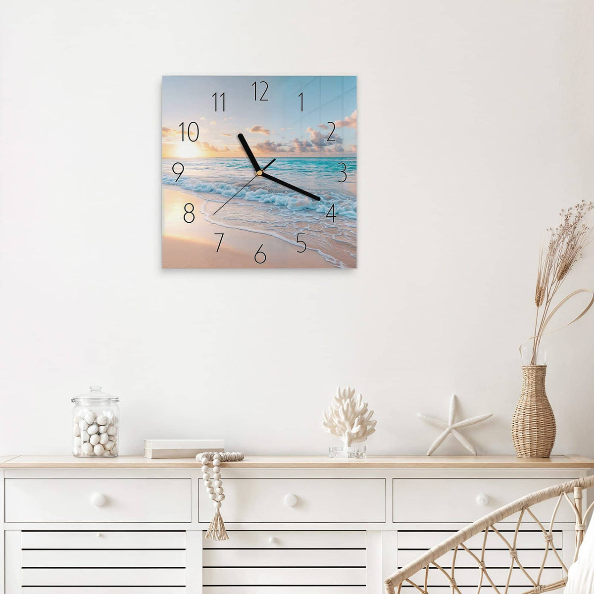 Wanduhr Sonnenaufgang am Strand aus Glas – Quadratisch 30 × 30 cm – Pastellfarbener Morgen am weiten Strand