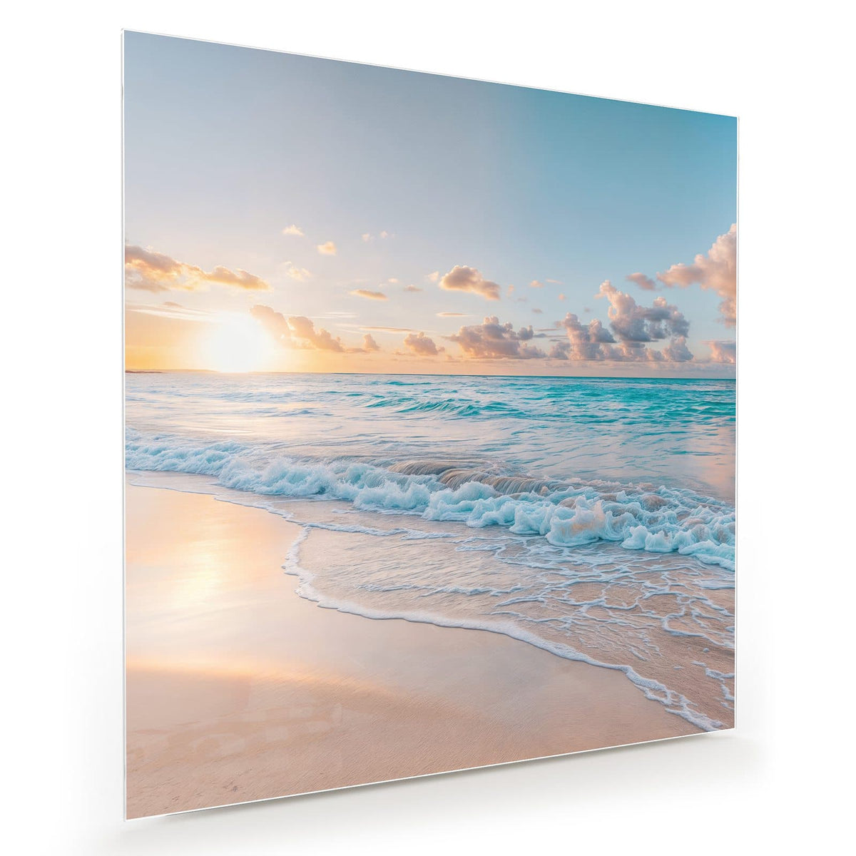 Flacher Sandstrand, tief stehende Sonne über türkisem Wasser, rosa Wolken, auslaufende Schaumkrone