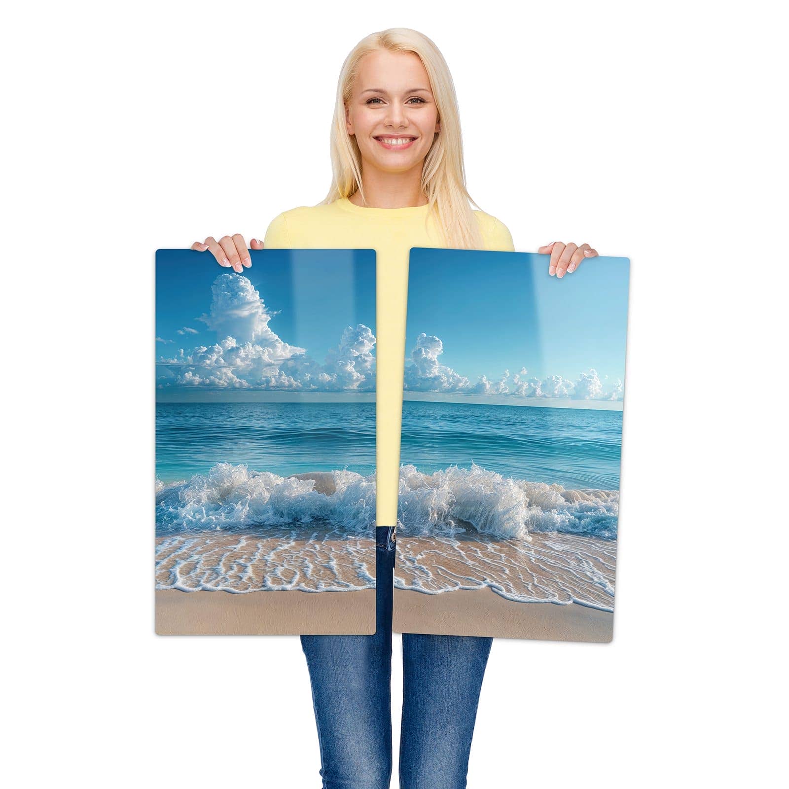 2-teilige Herdabdeckplatte aus Glas mit Meereswellen-Motiv wird zur Größendarstellung gehalten