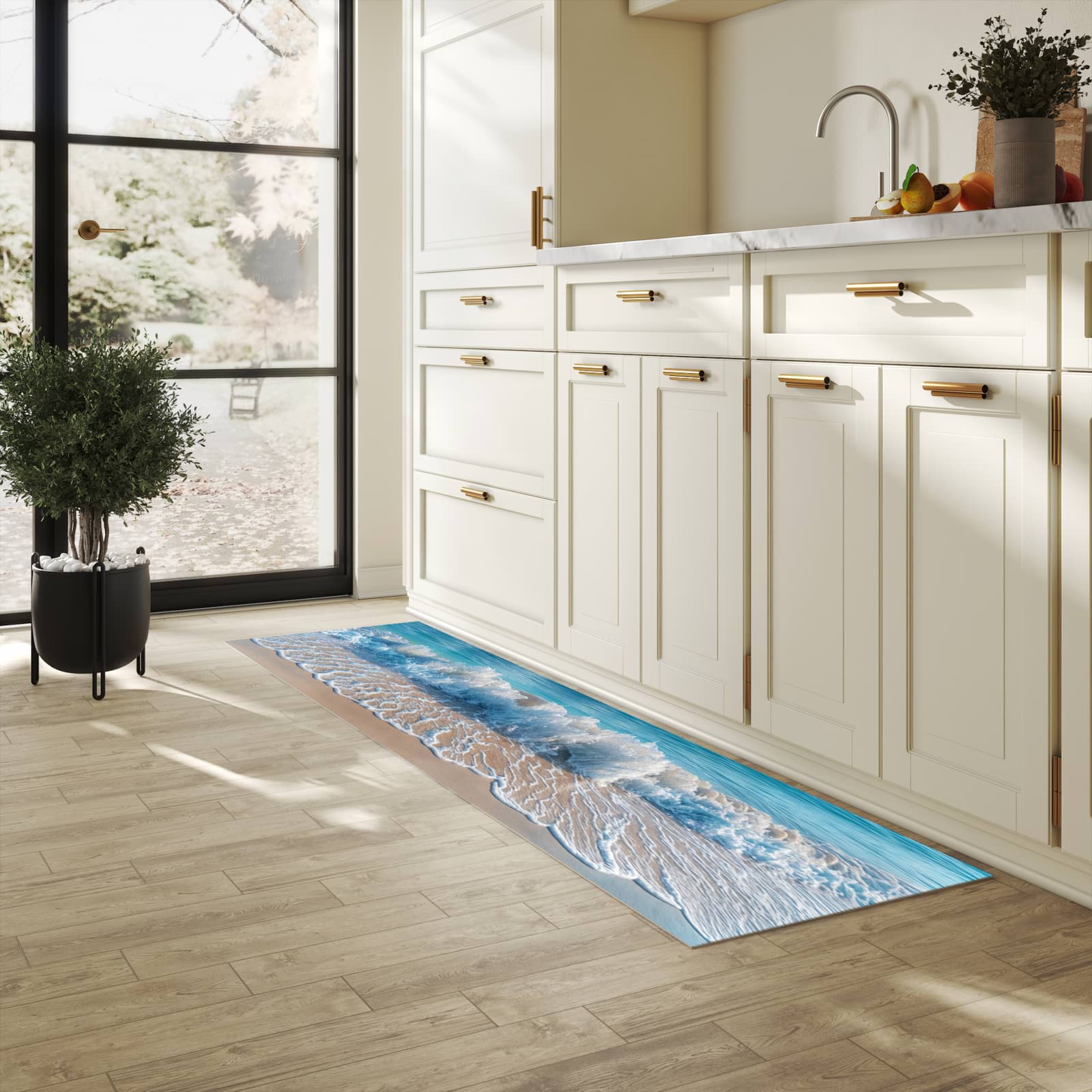 Langlebiger Küchenläufer mit Motiv Meereswellen in heller Küche