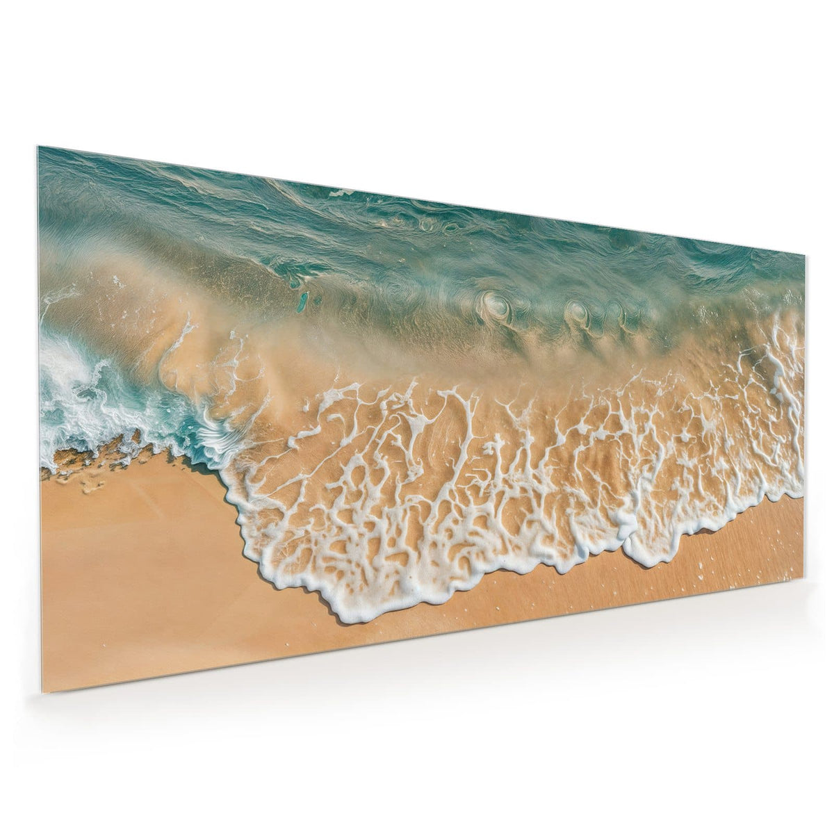 Küchenrückwand aus Glas im Hochformat mit Motiv Meeresschaum auf Sand: Blick von oben auf türkises Wasser, dessen weißer Schaumsaum auf hellen Sand ausläuft