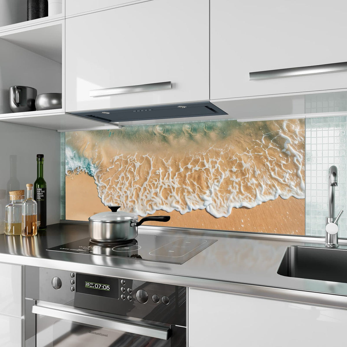Küchenrückwand aus Glas Meeresschaum auf Sand im Hochformat als Spritzschutz hinter dem Kochfeld, über dem Fliesenspiegel montiert