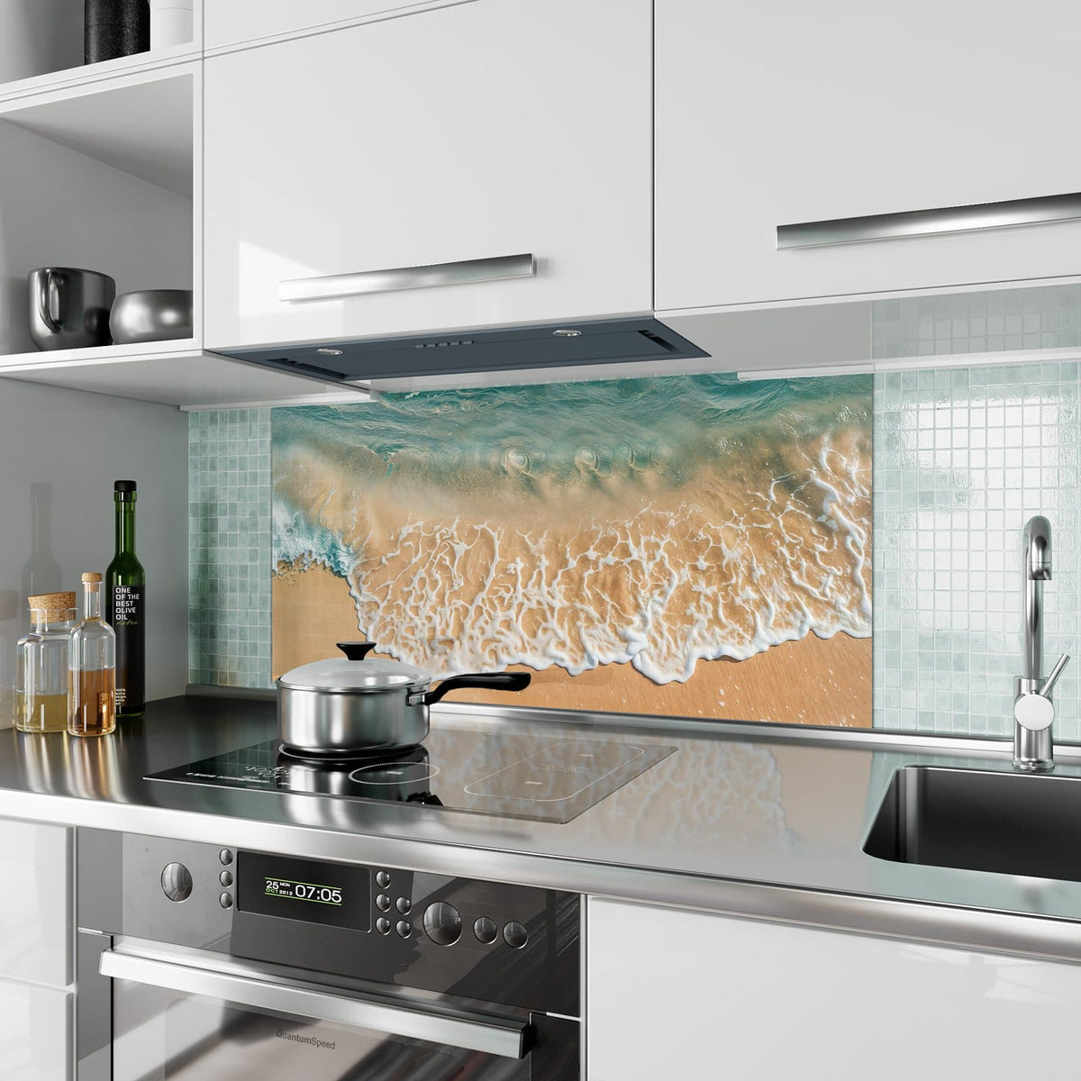 Küchenrückwand aus Glas Meeresschaum auf Sand im Hochformat als Spritzschutz hinter dem Kochfeld, über dem Fliesenspiegel montiert