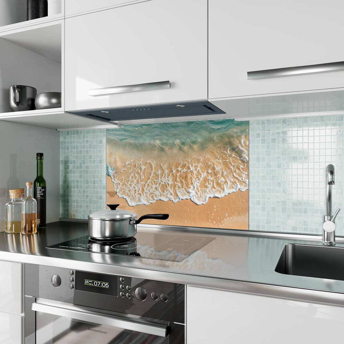 Küchenrückwand aus Glas Meeresschaum auf Sand im Hochformat als Spritzschutz hinter dem Kochfeld, über dem Fliesenspiegel montiert