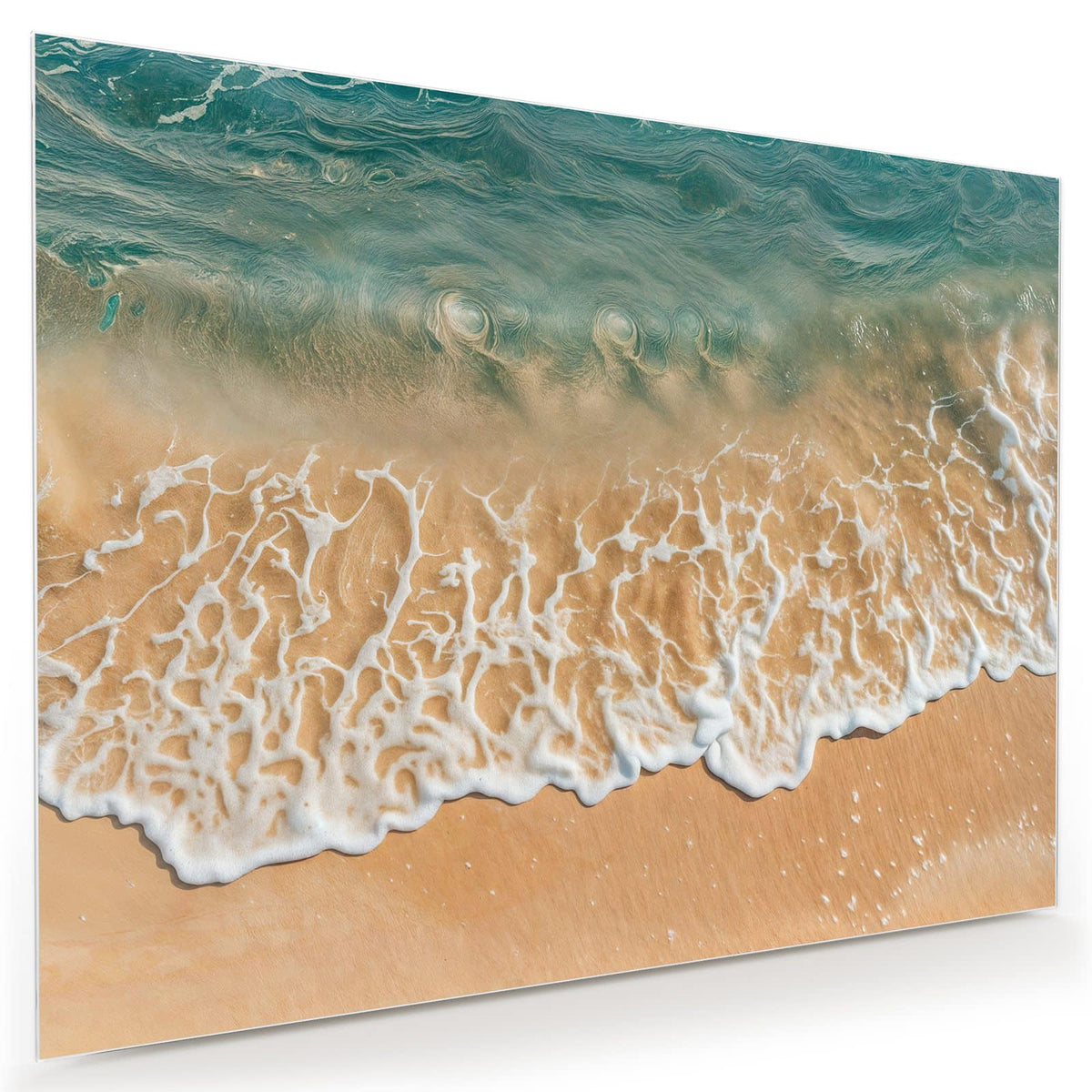 Wandbild aus Glas mit Motiv Meeresschaum auf Sand: Blick von oben auf türkises Wasser, dessen weißer Schaumsaum auf hellen Sand ausläuft