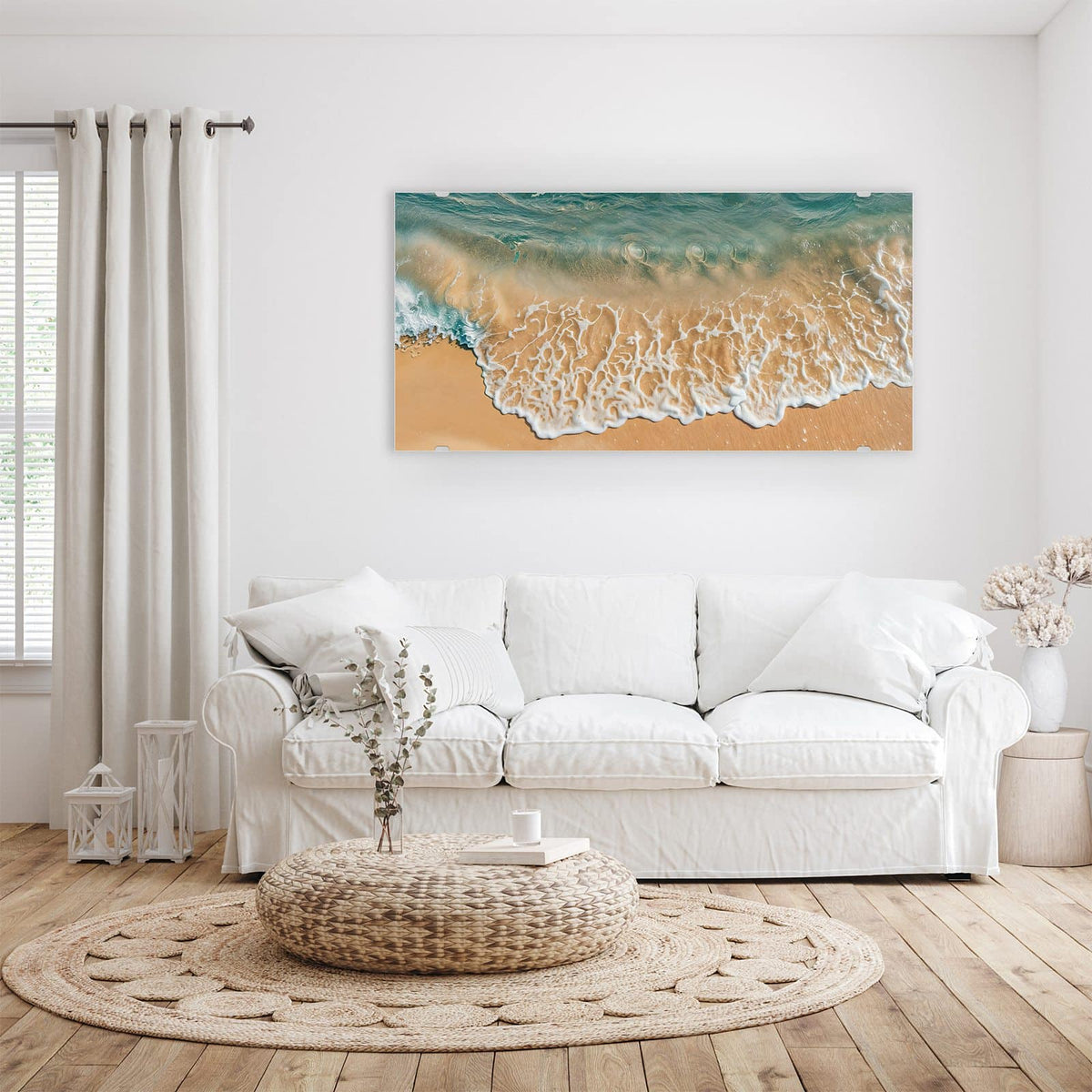 Wandbild aus Glas Meeresschaum auf Sand über einem weißen Sofa im hellen Wohnzimmer