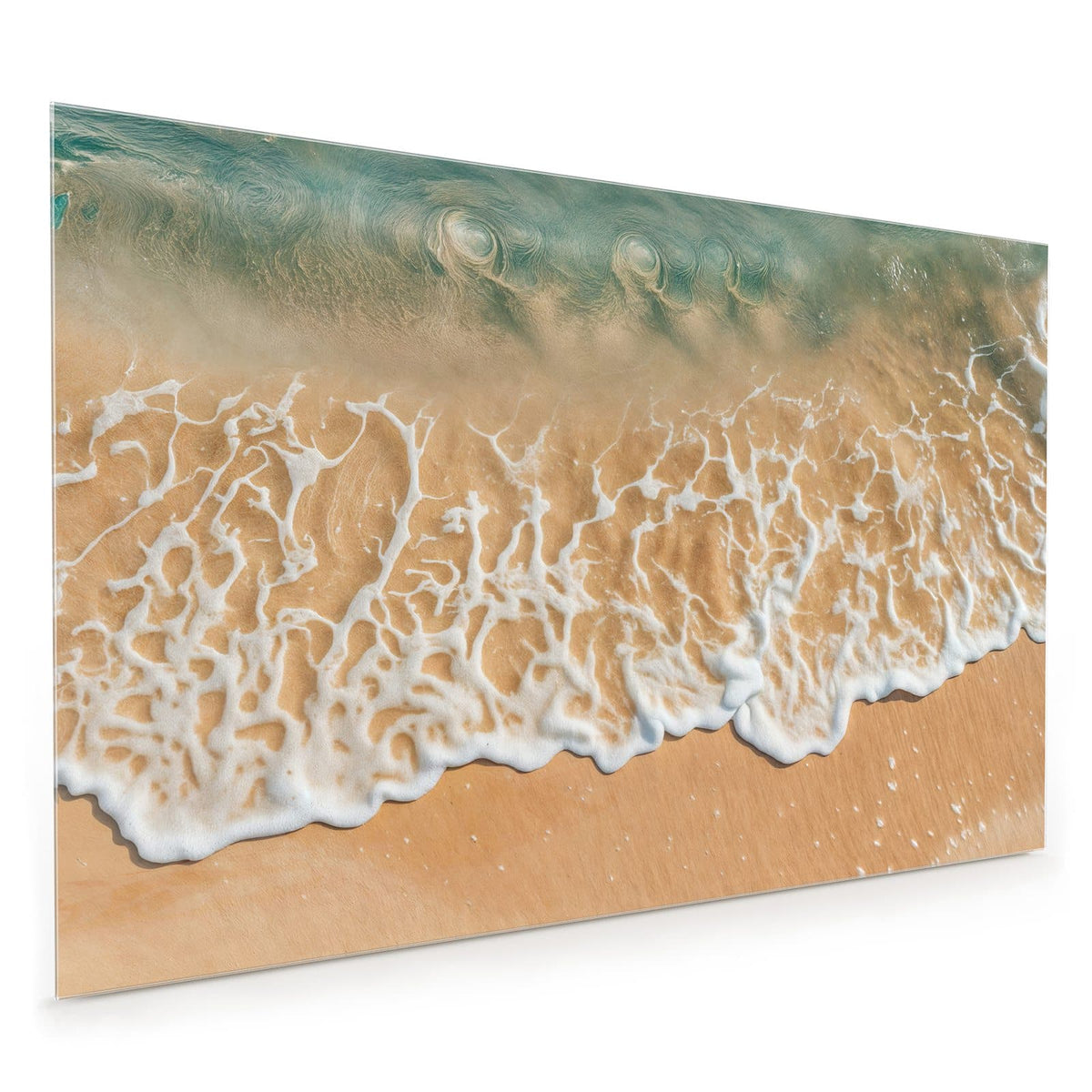 Küchenrückwand aus Glas im Hochformat mit Motiv Meeresschaum auf Sand: Blick von oben auf türkises Wasser, dessen weißer Schaumsaum auf hellen Sand ausläuft