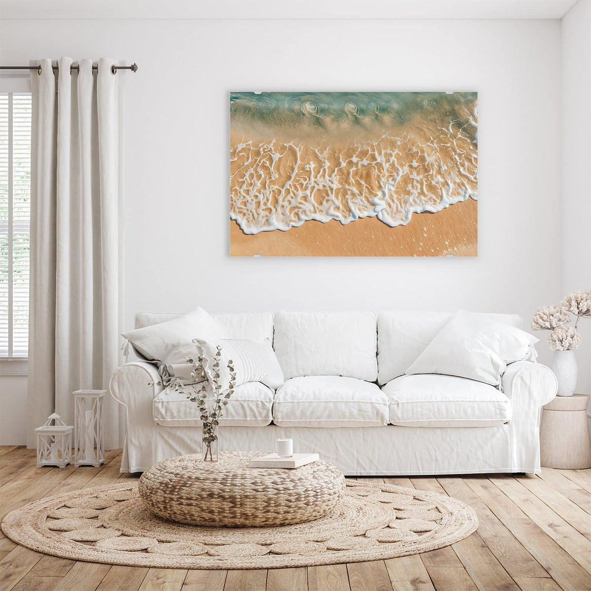 Wandbild aus Glas Meeresschaum auf Sand über einem weißen Sofa im hellen Wohnzimmer