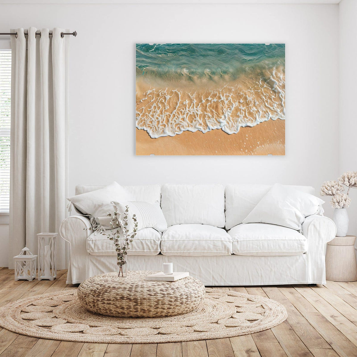 Wandbild aus Glas Meeresschaum auf Sand über einem weißen Sofa im hellen Wohnzimmer
