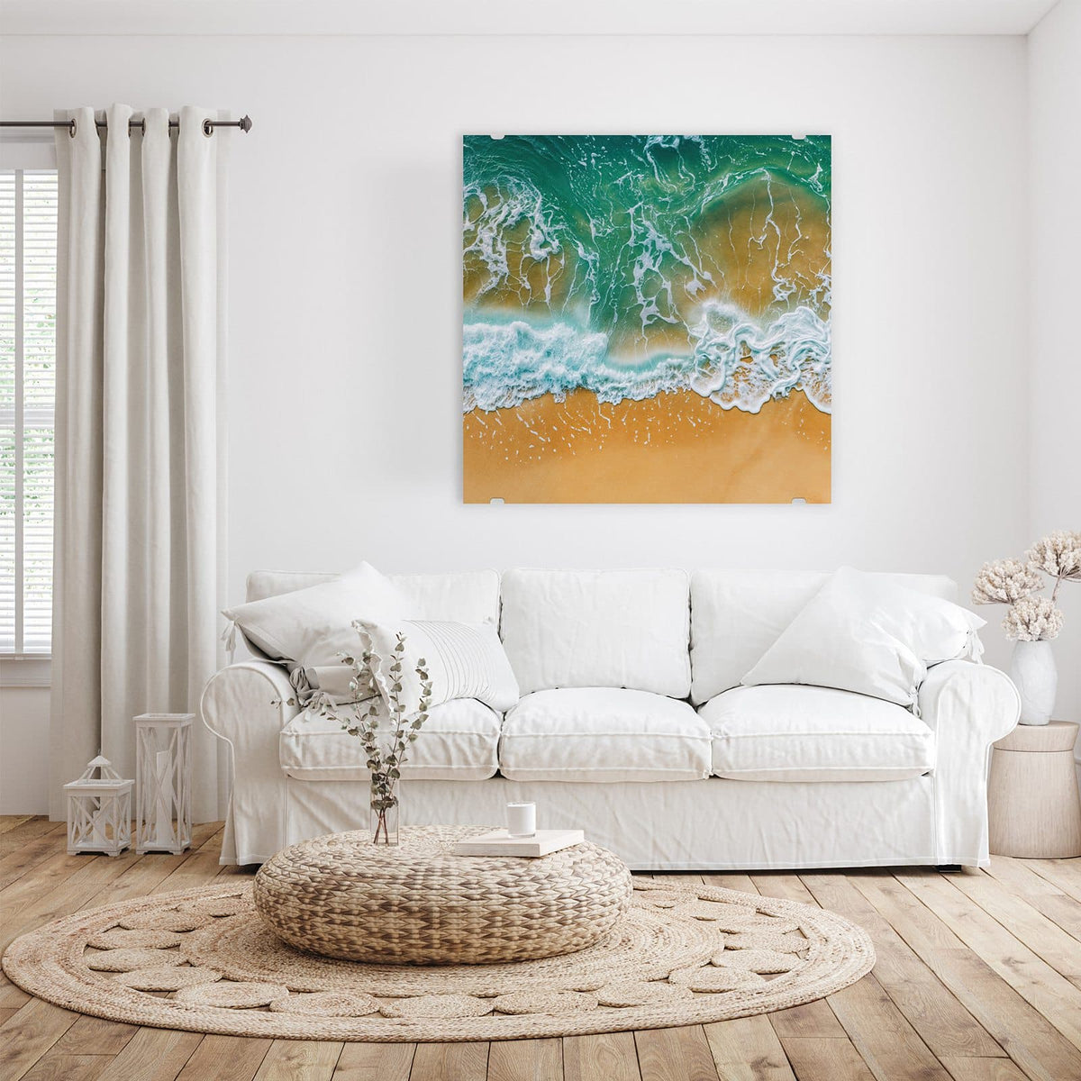 Glasbild Smaragdgrüne Brandung an der Wand – Luftbild: smaragdgrünes Wasser mit weißem Schaum trifft auf goldgelben Sand