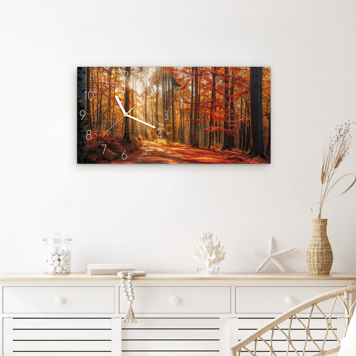 Wanduhr Herbstlicher Waldweg aus Glas – Querformat 60 × 30 cm – Laubbedeckter Weg im Sonnenlicht