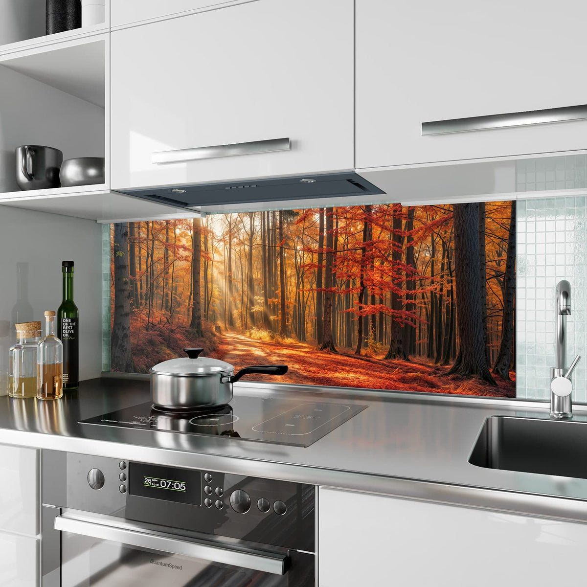 Küchenrückwand aus Glas Waldweg im Herbstlicht im Hochformat als Spritzschutz hinter dem Kochfeld, über dem Fliesenspiegel montiert