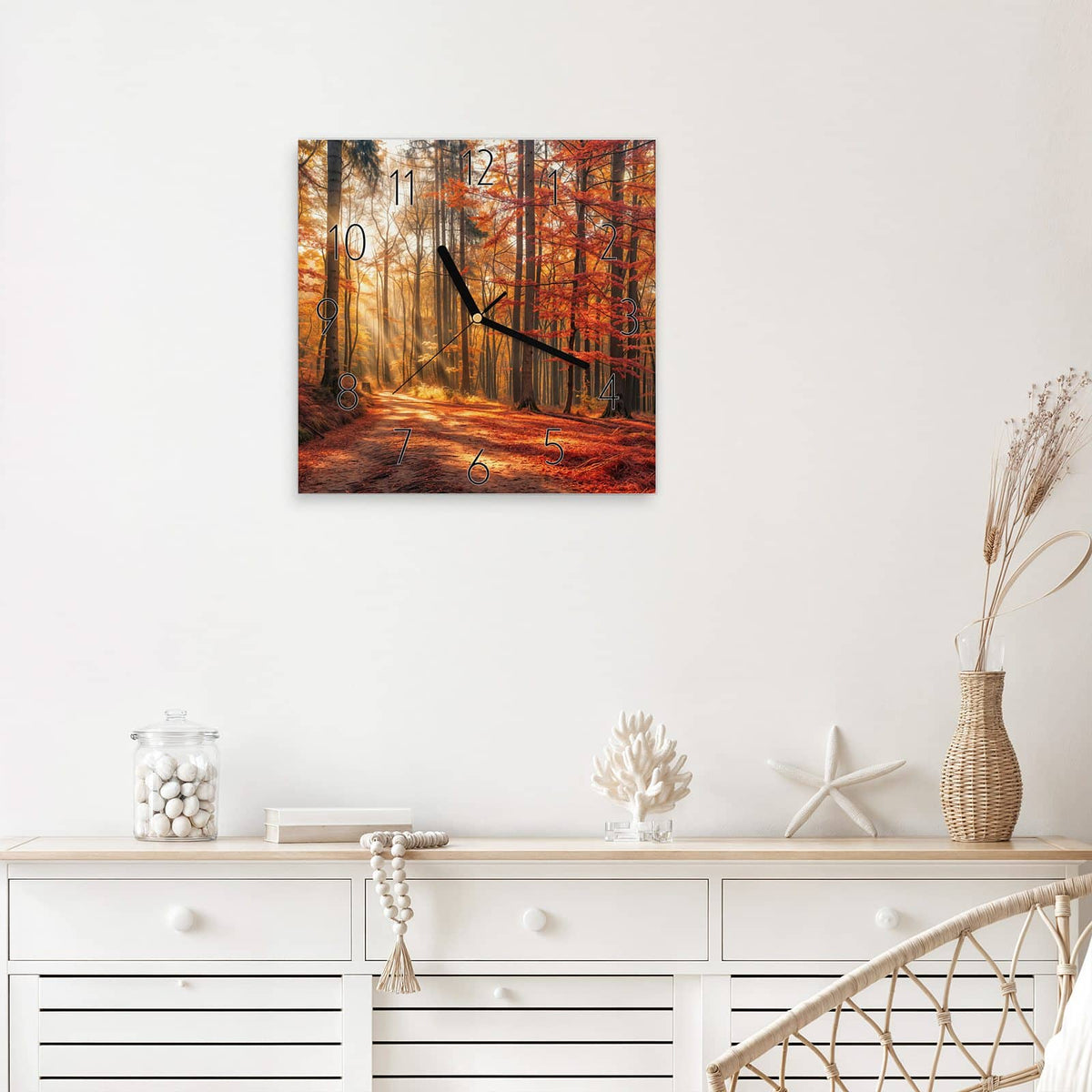 Quadratische Wanduhr aus Glas Waldweg im Herbstlicht mit Ziffernblatt Elegant über einem weißen Sideboard