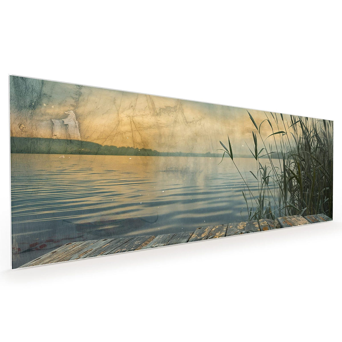 Küchenrückwand aus Glas im Hochformat mit Motiv Steg am Schilfsee: Verwitterter Holzsteg am Ufer eines stillen Sees, hohes Schilf rechts #grösse_40 x 100 cm #grösse_50 x 125 cm #grösse_60 x 150 cm