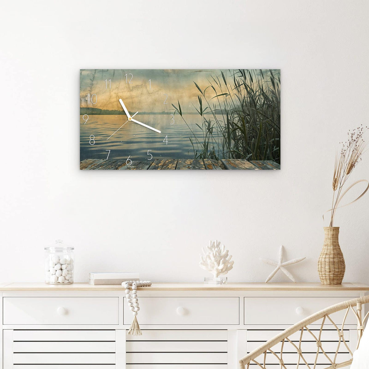 Wanduhr Seeufer Abendstimmung aus Glas – Querformat 60 × 30 cm – Holzsteg am stillen Abendsee