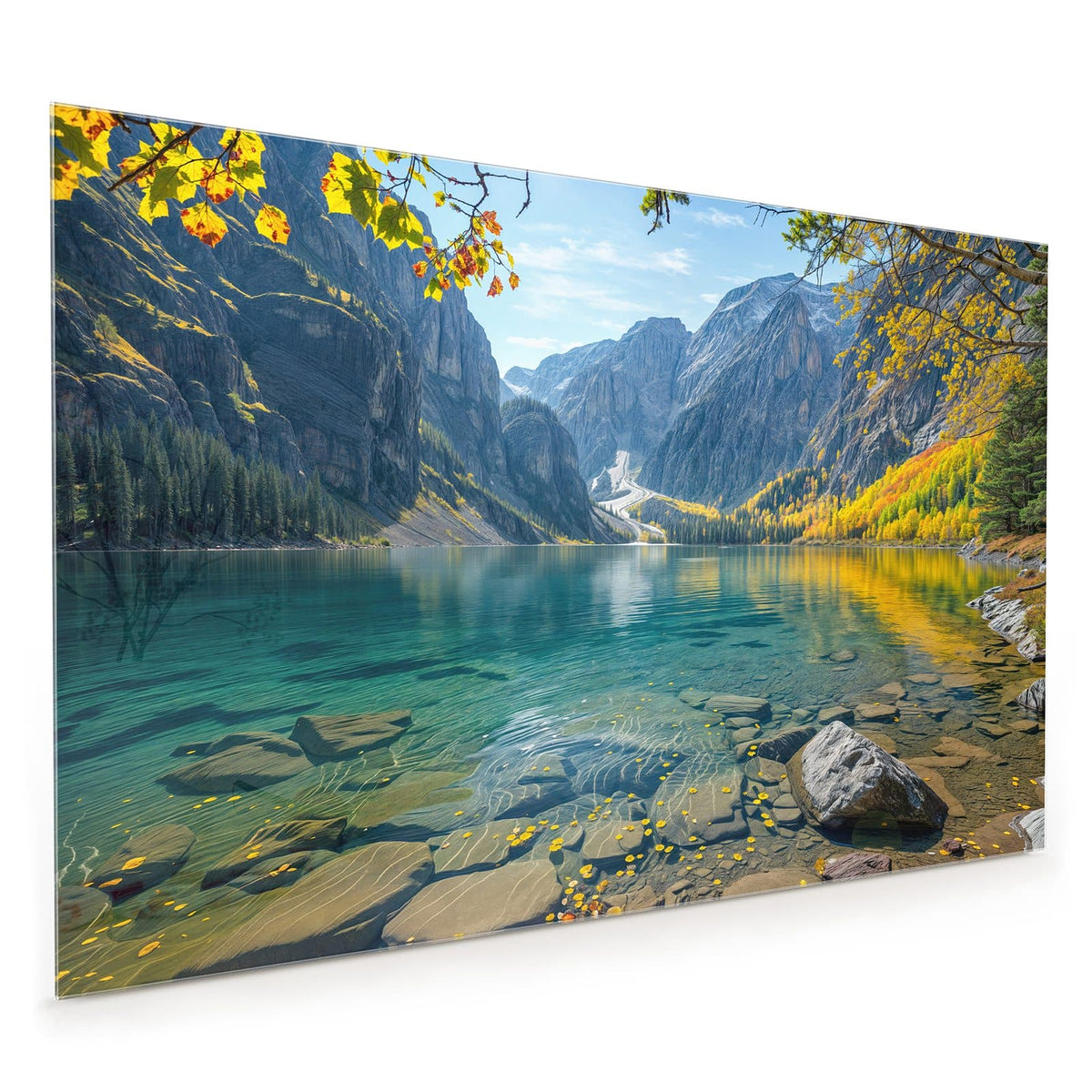 Küchenrückwand aus Glas im Hochformat: Klarer türkiser Bergsee mit Steinen im Flachwasser, Felswand und gelbes Herbstlaub