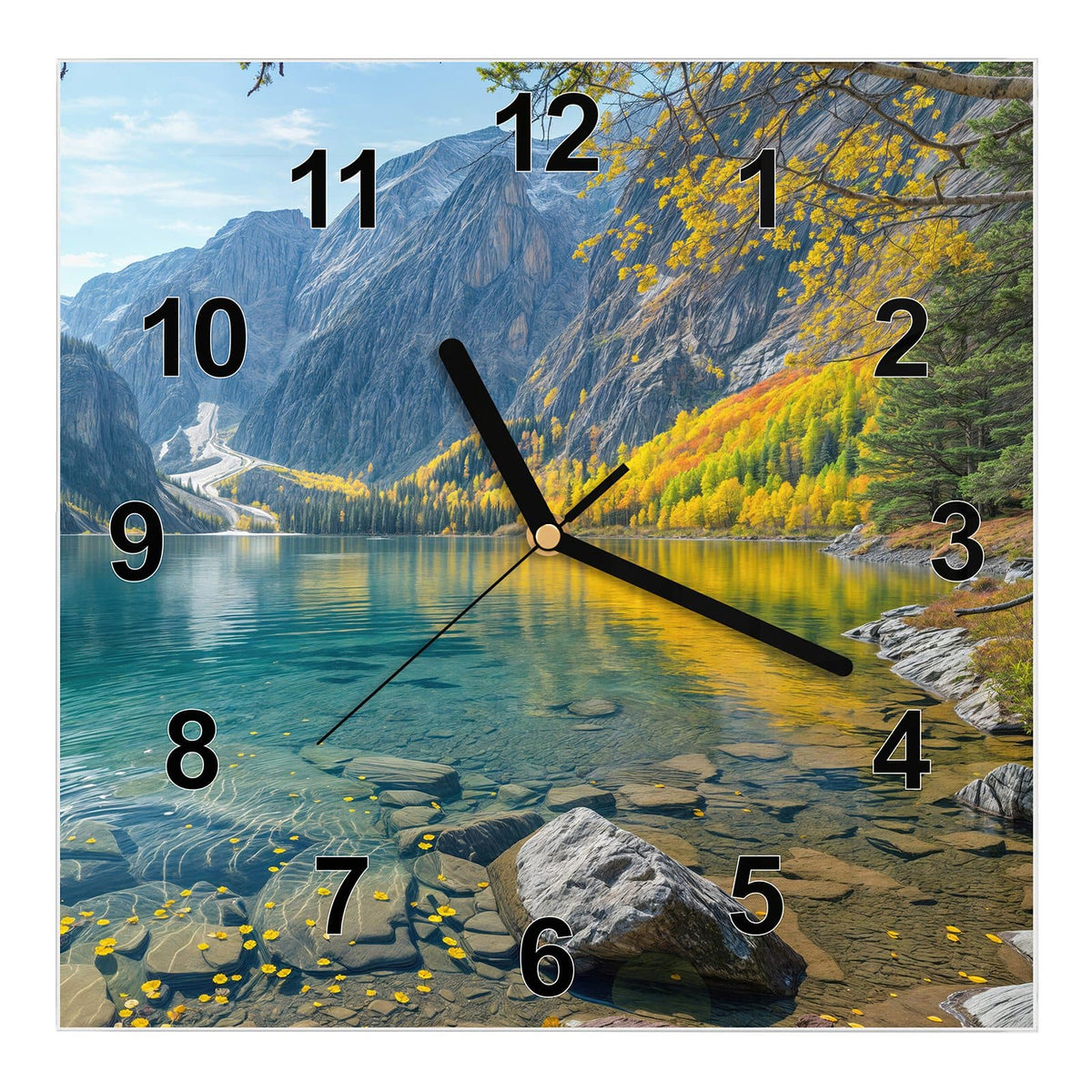 Wanduhr aus Glas, Ziffernblatt Modern: Klarer türkiser Bergsee mit Steinen im Flachwasser, Felswand und gelbes Herbstlaub #ziffernblatt_Modern