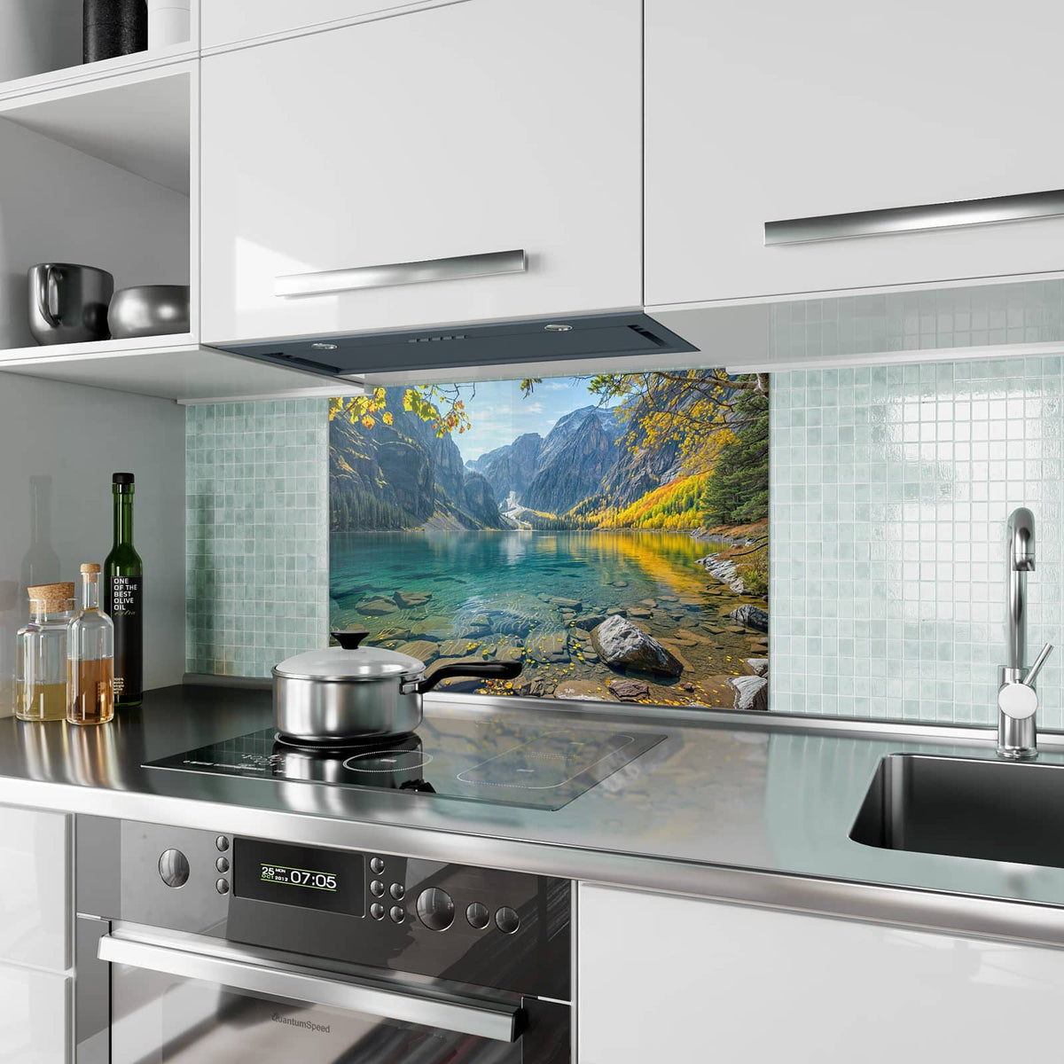 Küchenrückwand aus Glas Bergsee im Herbst im Hochformat als Spritzschutz hinter dem Kochfeld, über dem Fliesenspiegel montiert