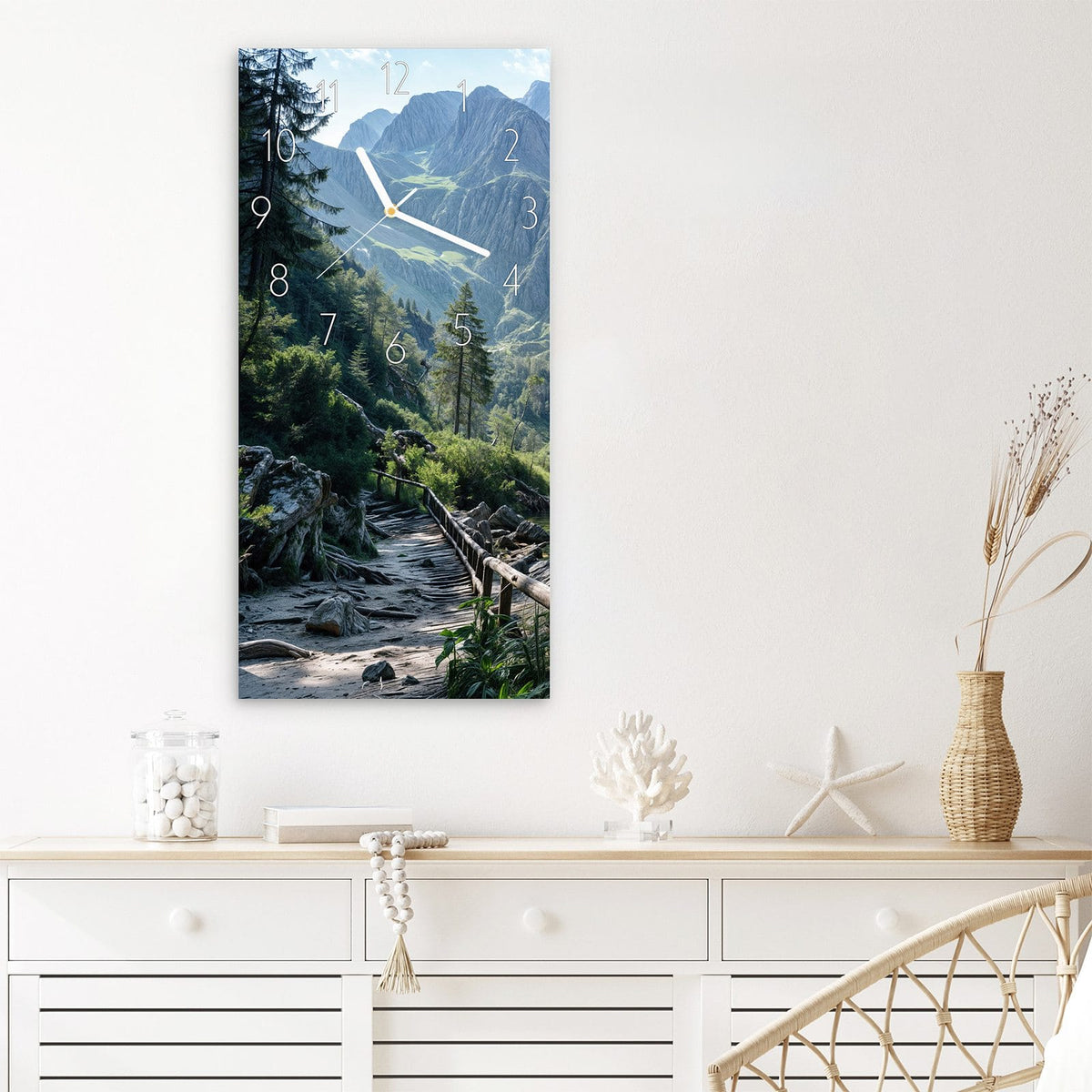 Wanduhr Berglandschaft See aus Glas – Hochformat 30 × 60 cm – Türkisgrüner Bergsee vor Felsgipfeln