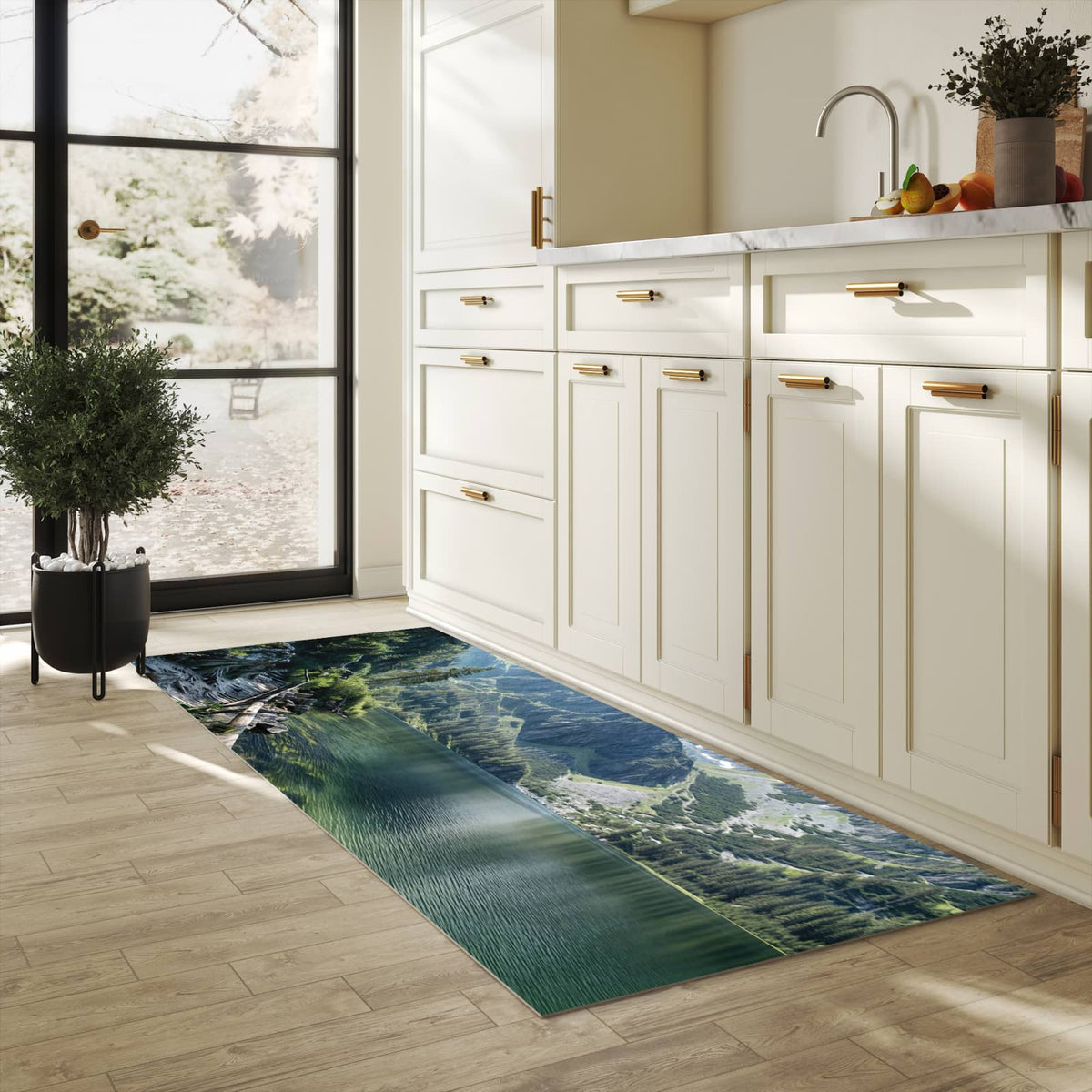 Bodenschonender rutschfester Küchenteppich mit Motiv Berglandschaft See in heller Küche