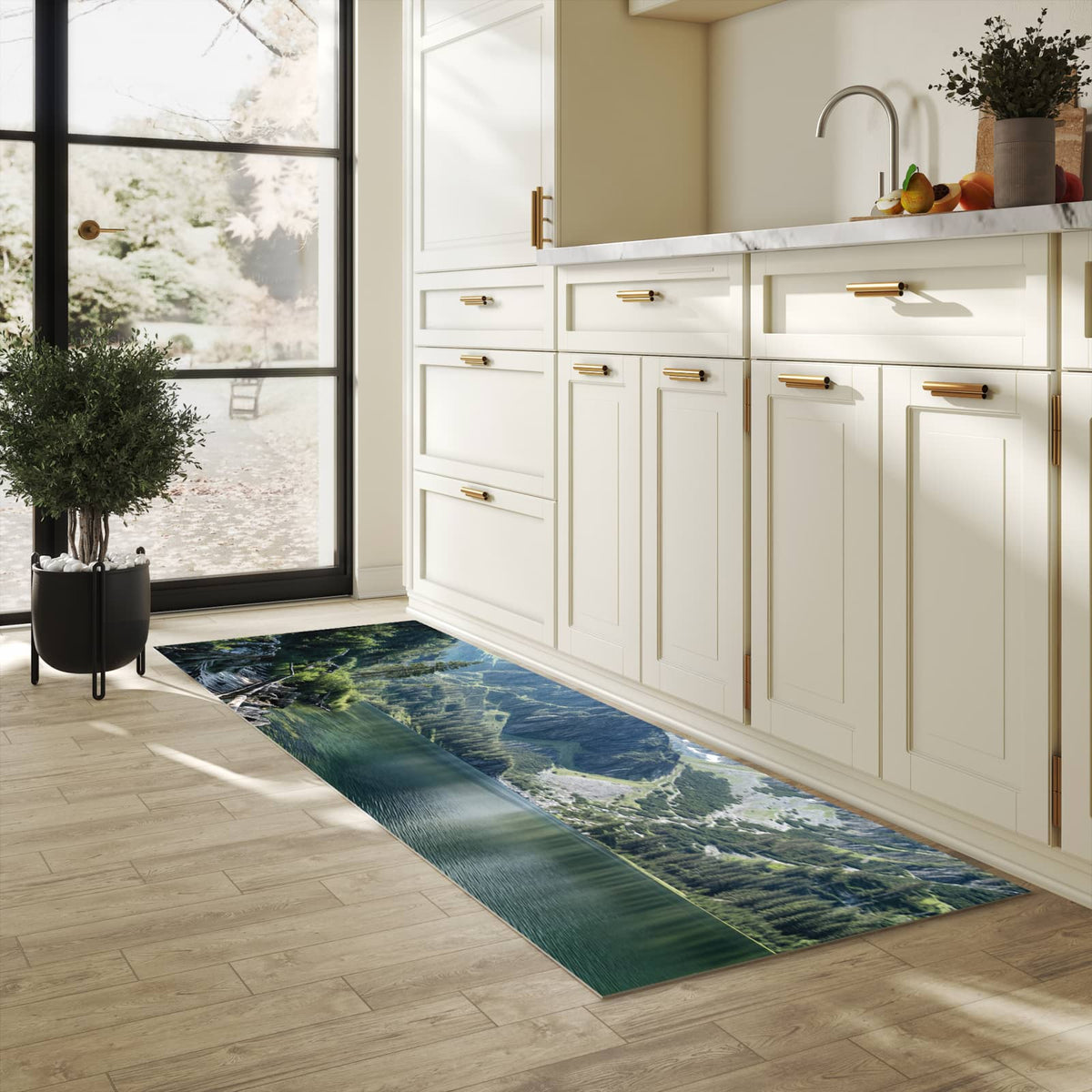 Rutschfester Bodenläufer-Teppich mit Motiv Berglandschaft See in heller Küche