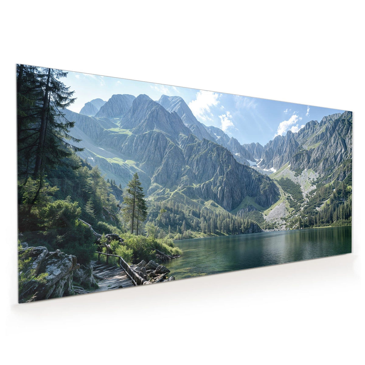 Küchenrückwand aus Glas im Hochformat: Klarer grüner Bergsee mit Holzgeländer am Ufer, Nadelbäume und schroffe Felsgipfel.