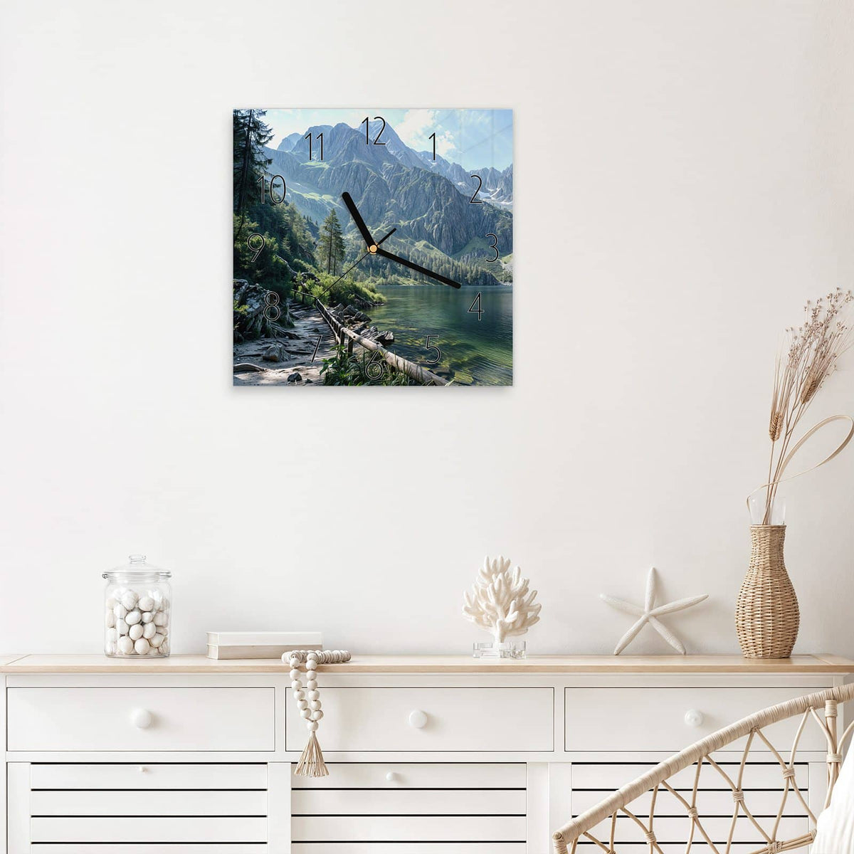 Wanduhr Grüner Bergsee aus Glas – Quadratisch 30 × 30 cm – Türkisgrüner Bergsee vor Felsgipfeln