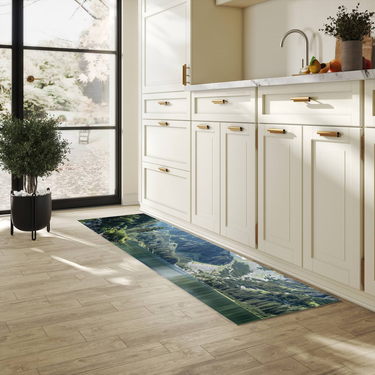 Dünner waschbarer Küchenteppich mit Motiv Berglandschaft See für angenehme Haptik in heller Küche
