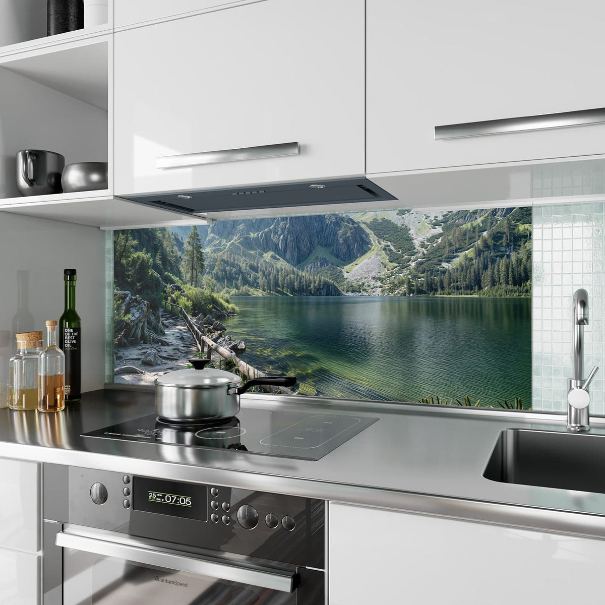 Küchenrückwand aus Glas Grüner Bergsee im Hochformat als Spritzschutz hinter dem Kochfeld, über dem Fliesenspiegel montiert