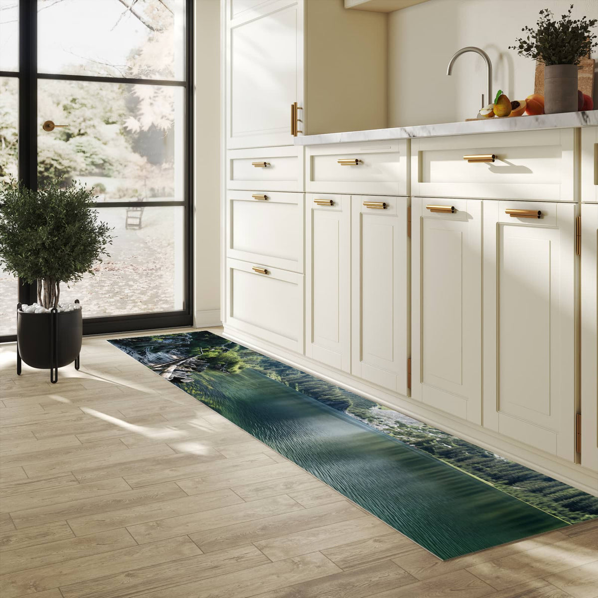 Strapazierfähiger Teppich für Esstisch mit Motiv Berglandschaft See in heller Küche