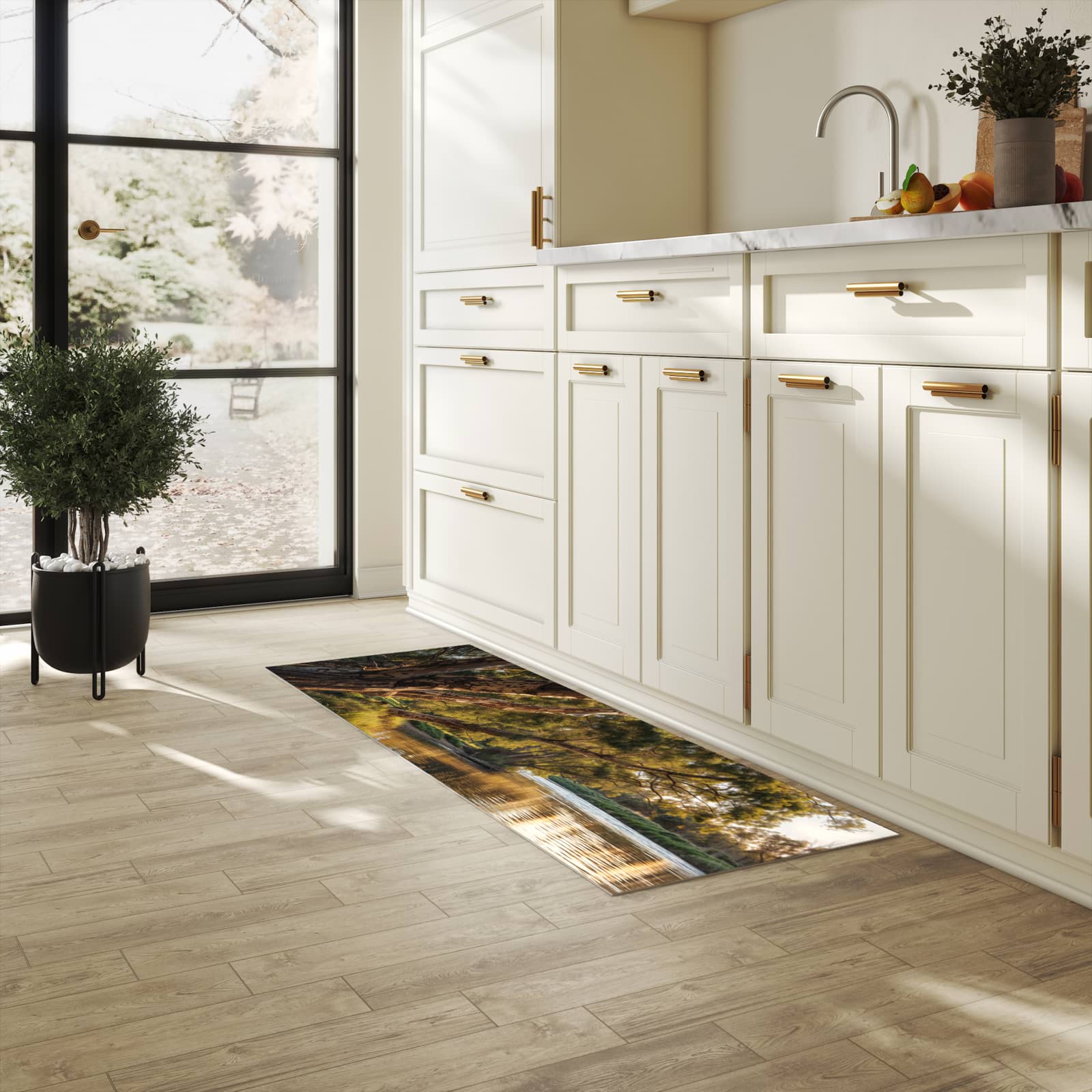 Geräuschdämpfender Küchenläufer mit Motiv Baum am Flussufer in heller Küche