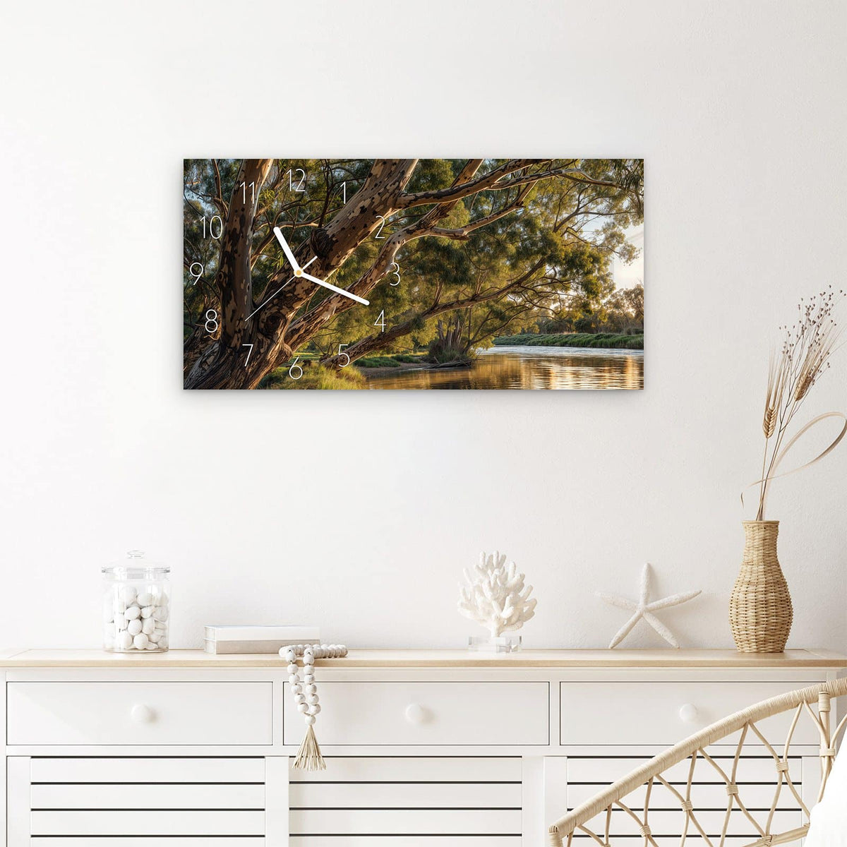 Wanduhr Baum am Flussufer aus Glas – Querformat 60 × 30 cm – Mächtige Bäume über dem Fluss