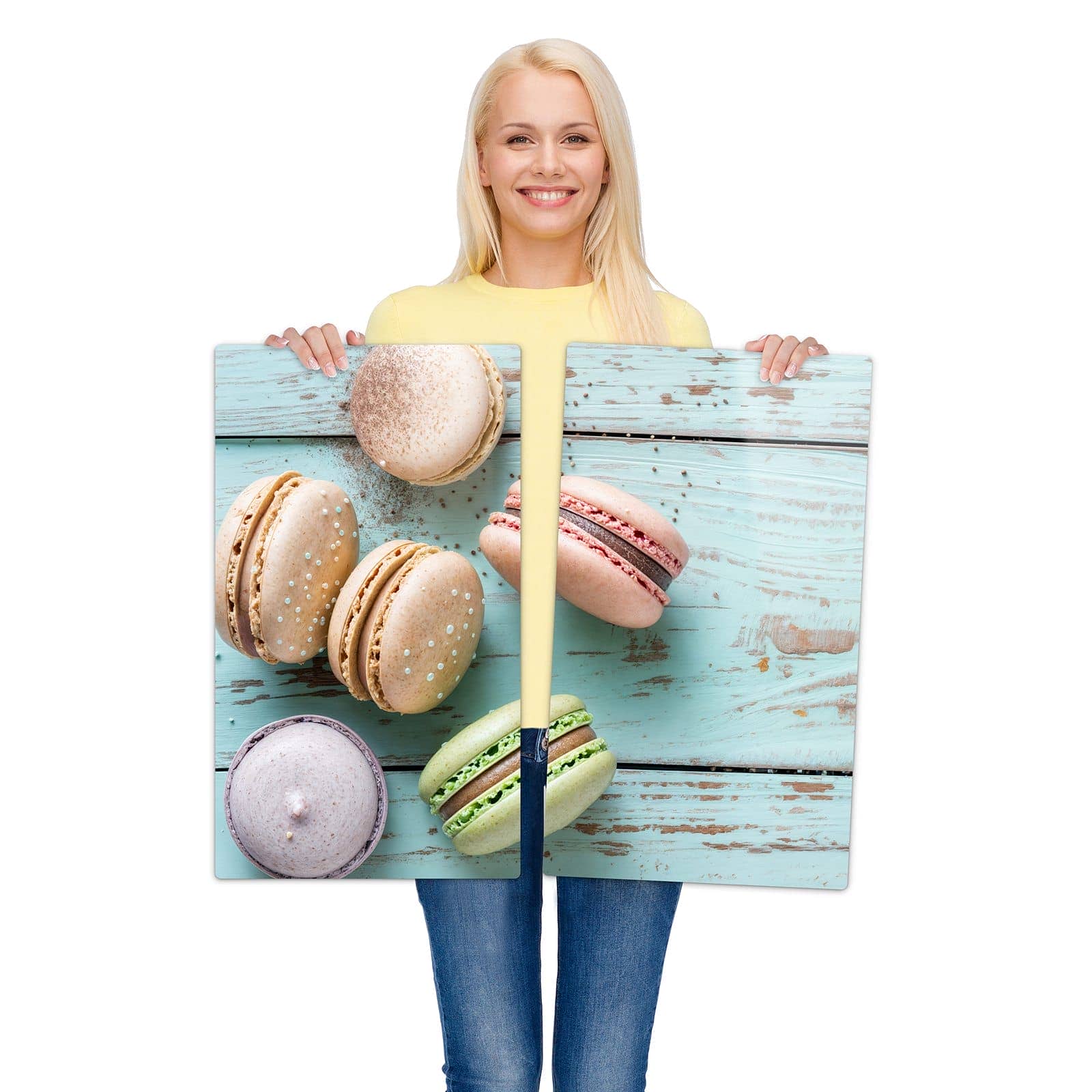 2-teilige Herdabdeckung für Induktionsfeld mit Macarons auf Holz-Motiv wird zur Größendarstellung gehalten