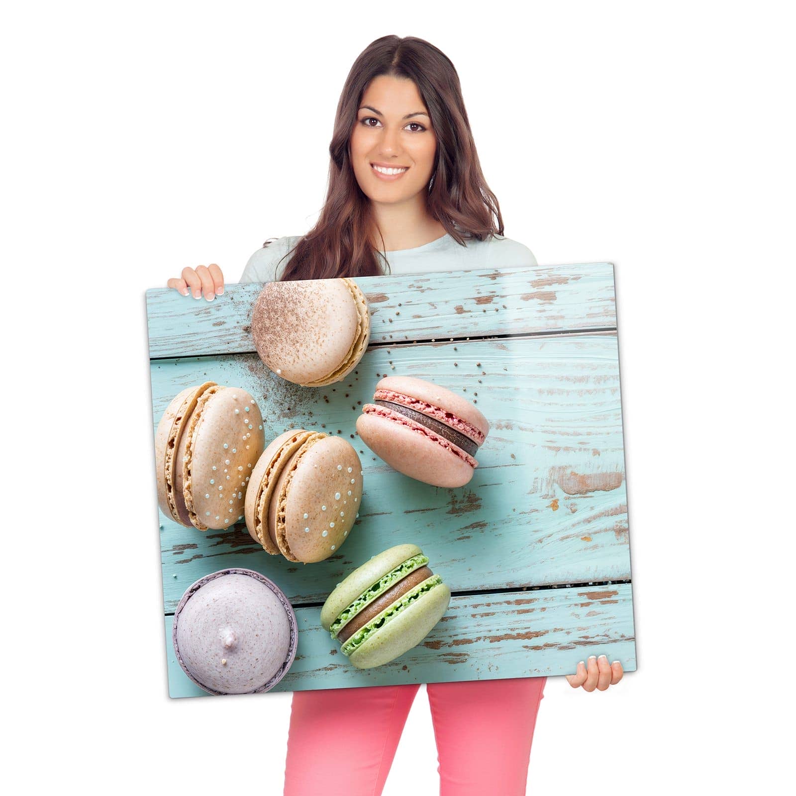 Herdabdeckplatten aus Glas mit Macarons auf Holz-Motiv wird zur Größendarstellung gehalten