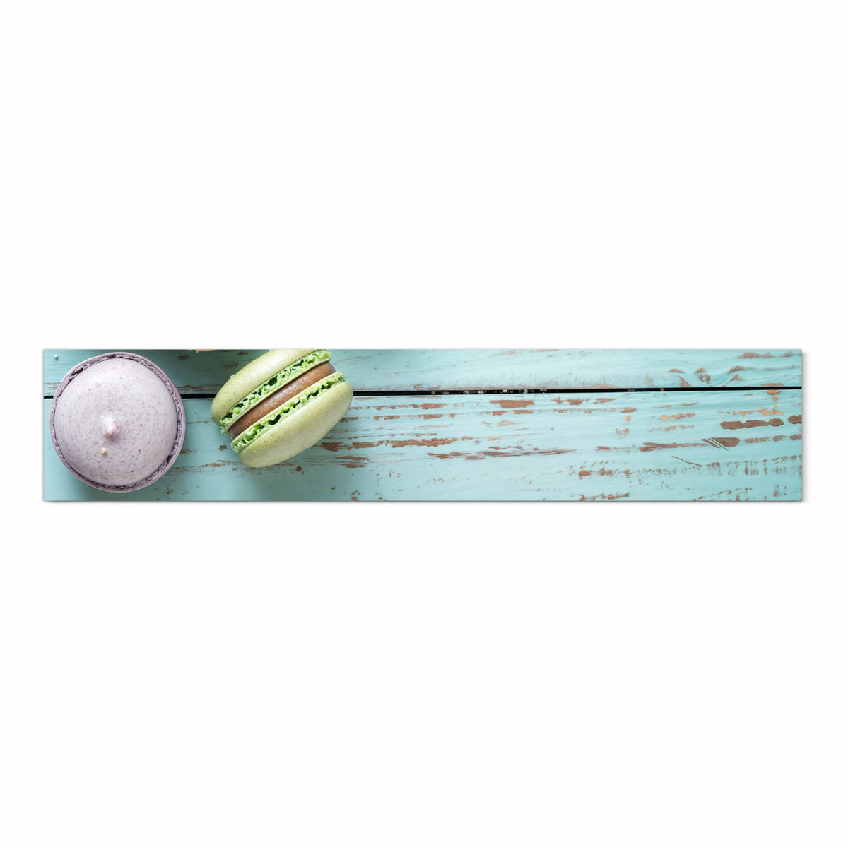 Schmutzabweisender waschbarer Küchenteppich mit Motiv Macarons auf Holz in Frontansicht