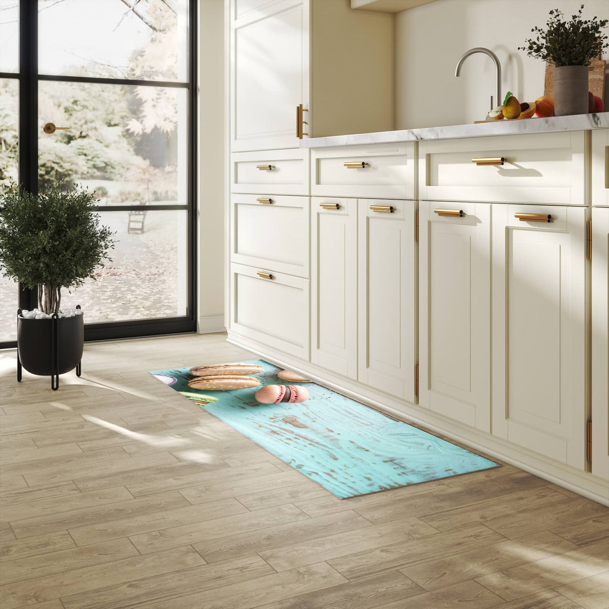 Hygienischer moderner Küchenläufer mit Motiv Macarons auf Holz in heller Küche