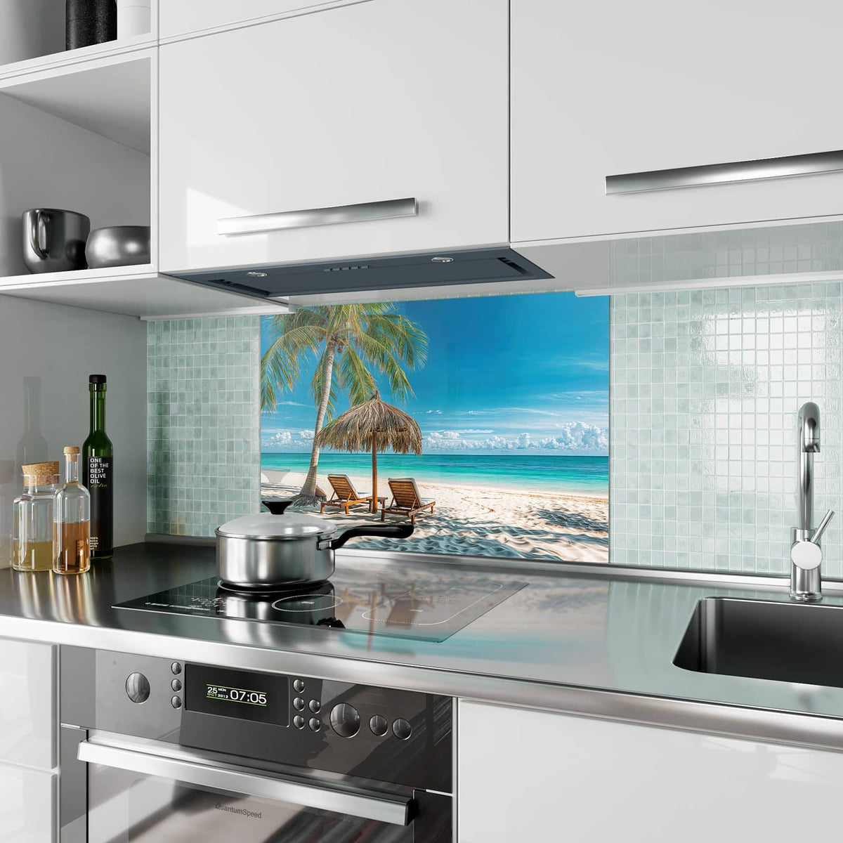 Küchenrückwand aus Glas Liegestühle am Strand im Hochformat als Spritzschutz hinter dem Kochfeld, über dem Fliesenspiegel montiert