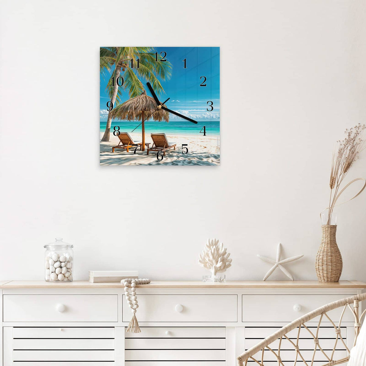 Quadratische Wanduhr aus Glas Liegestühle am Strand mit Ziffernblatt Klassisch über einem weißen Sideboard