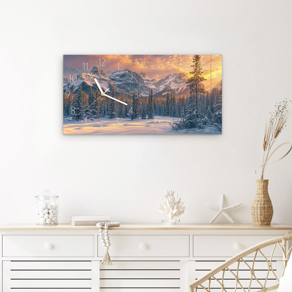 Wanduhr Berglandschaft Winter aus Glas – Querformat 60 × 30 cm – Verschneite Gipfel im goldenen Abendlicht